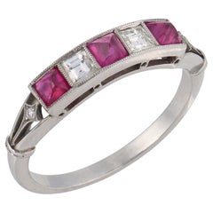Anello vintage in platino con rubino, diamanti e cinque pietre