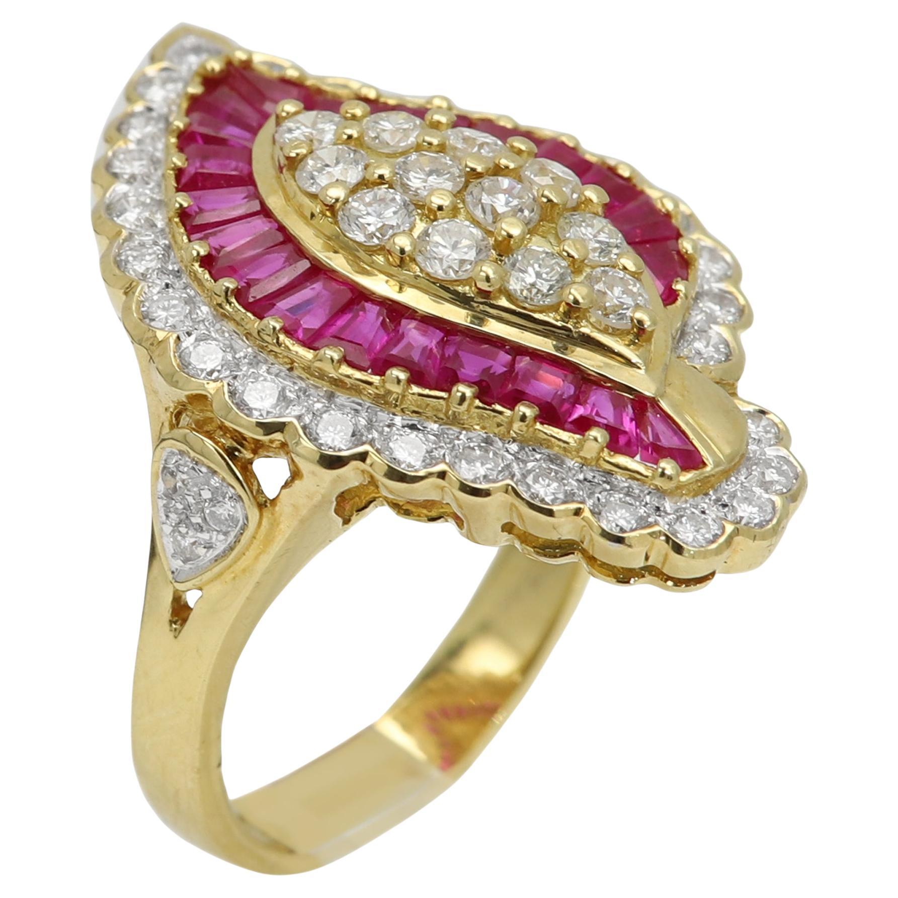 Brillanter großer Rubin-Diamant-Ring
Vintage aus Vorbesitz - neuwertiger Zustand.
Statement Beeindruckend kühn und königlich.

18k Gelbgold ca. 12,50 Gramm
Fingergröße 8 (kann in der Größe angepasst werden)
Kegelförmige Baguettes Natürlicher Rubin