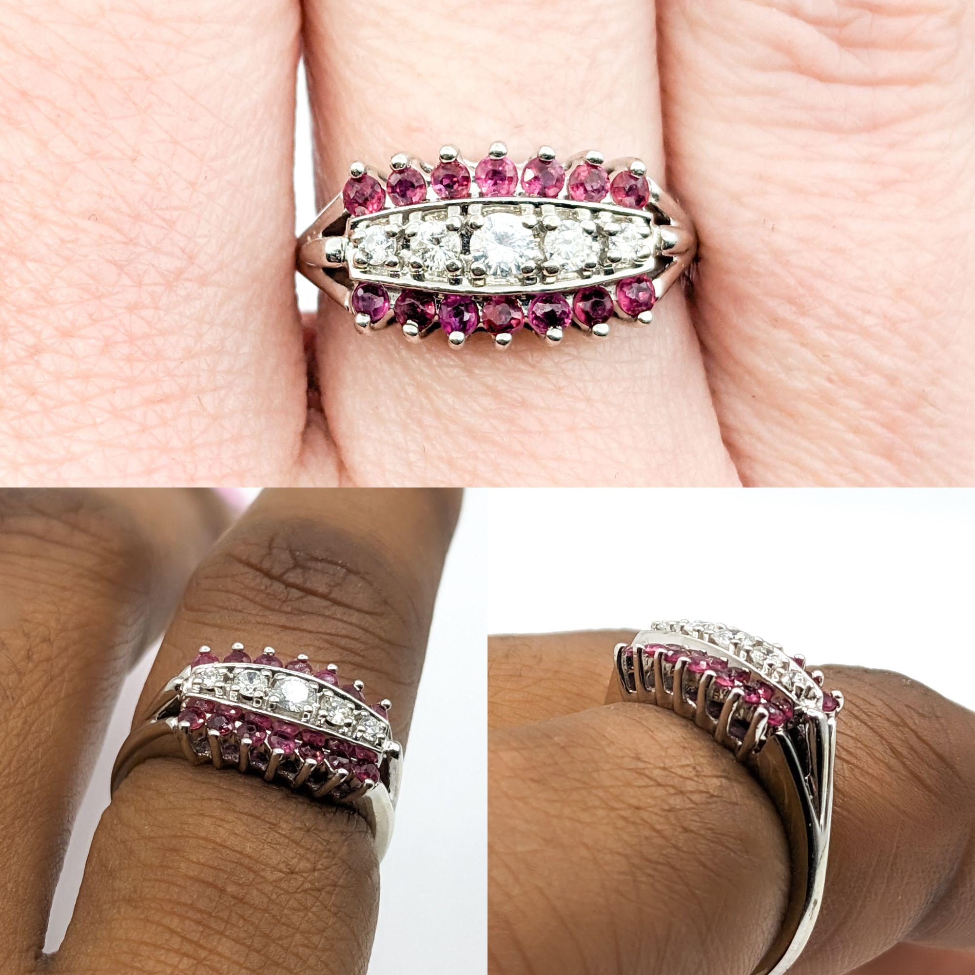 Vintage-Ring aus Weißgold mit Rubin und Diamant

Dieser exquisite Vintage-Rubinring aus 14-karätigem Weißgold präsentiert eine schillernde Reihe runder Diamanten von 0,15 ct mit einer Reinheit von SI2 und einer Farbe von G-H, die durch Rubine von