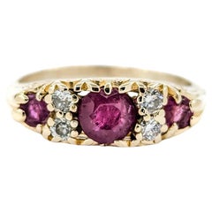 Anello Vintage Scroll Gallery con rubini e diamanti in oro giallo