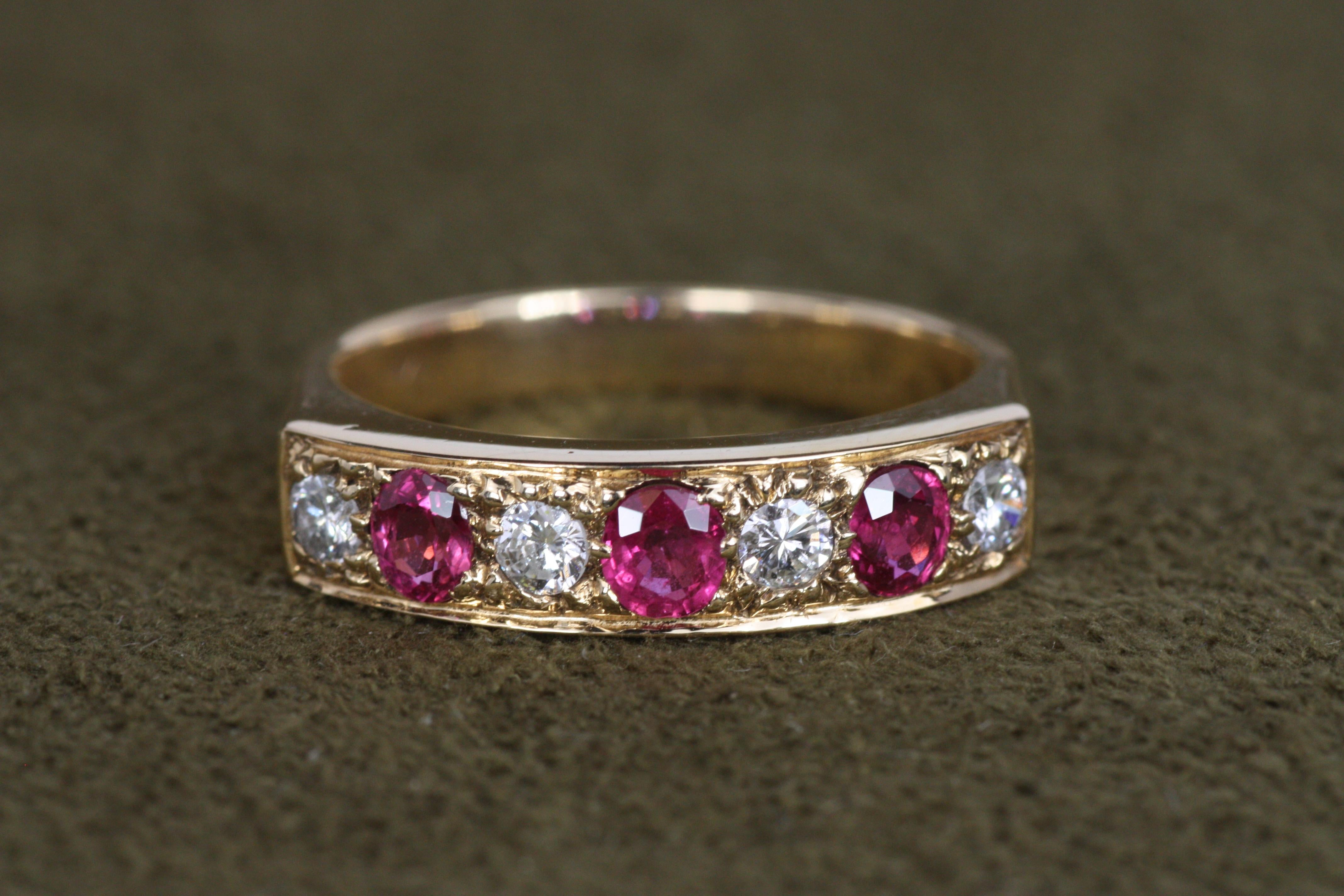Taglio rotondo Anello a fascia tempestato di diamanti e rubini vintage in vendita