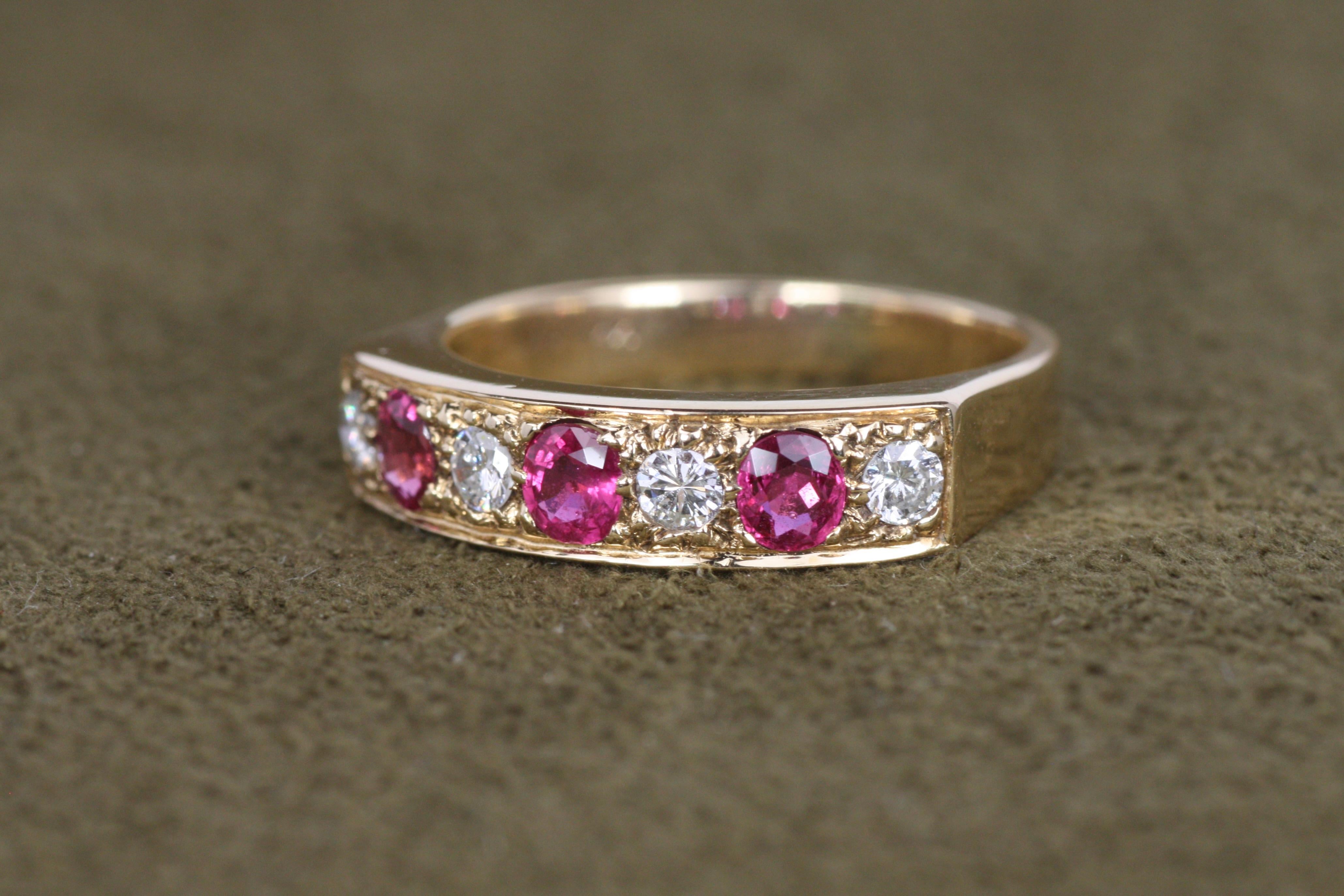 Anello a fascia tempestato di diamanti e rubini vintage In condizioni buone in vendita a Santa Monica, CA