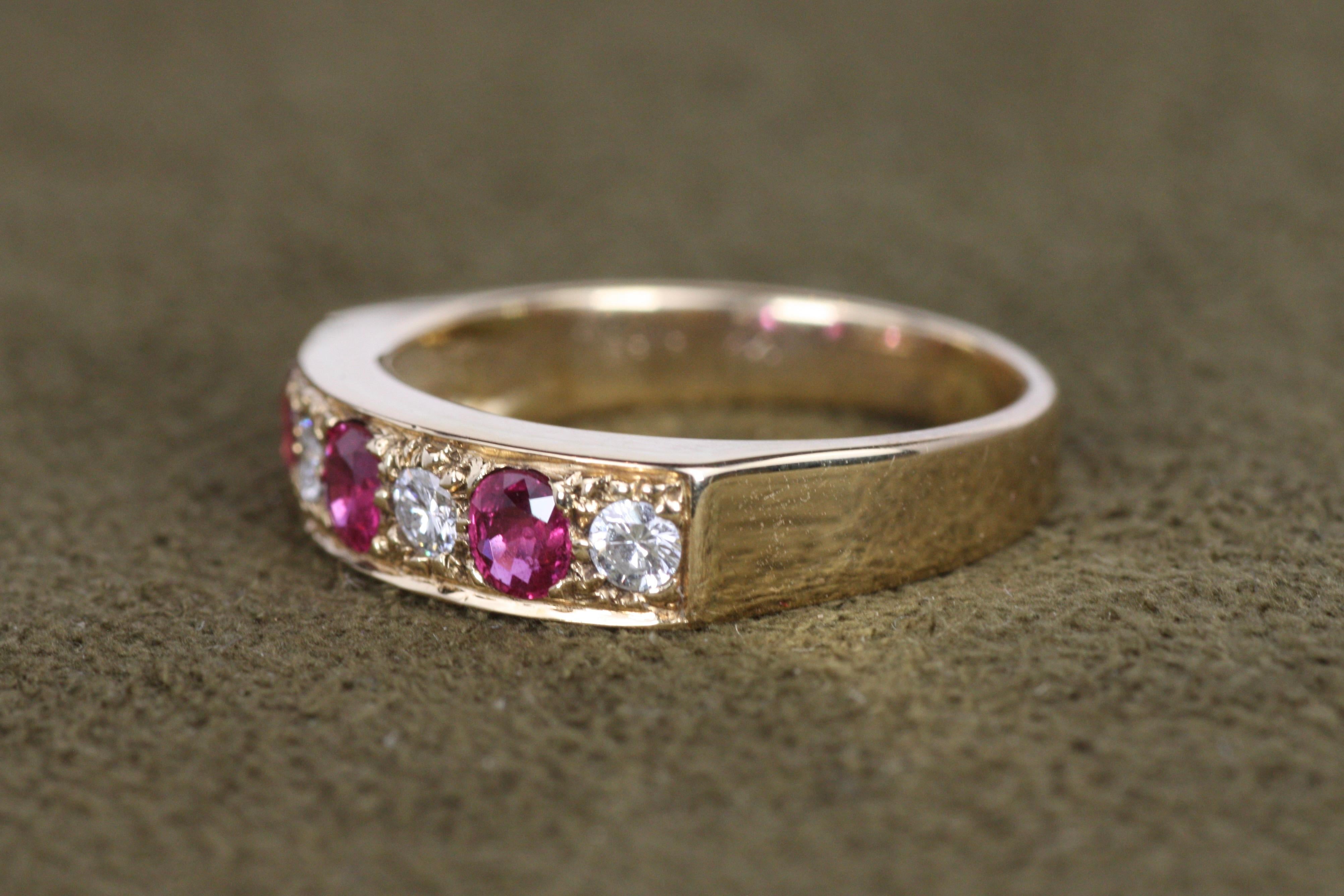 Donna Anello a fascia tempestato di diamanti e rubini vintage in vendita