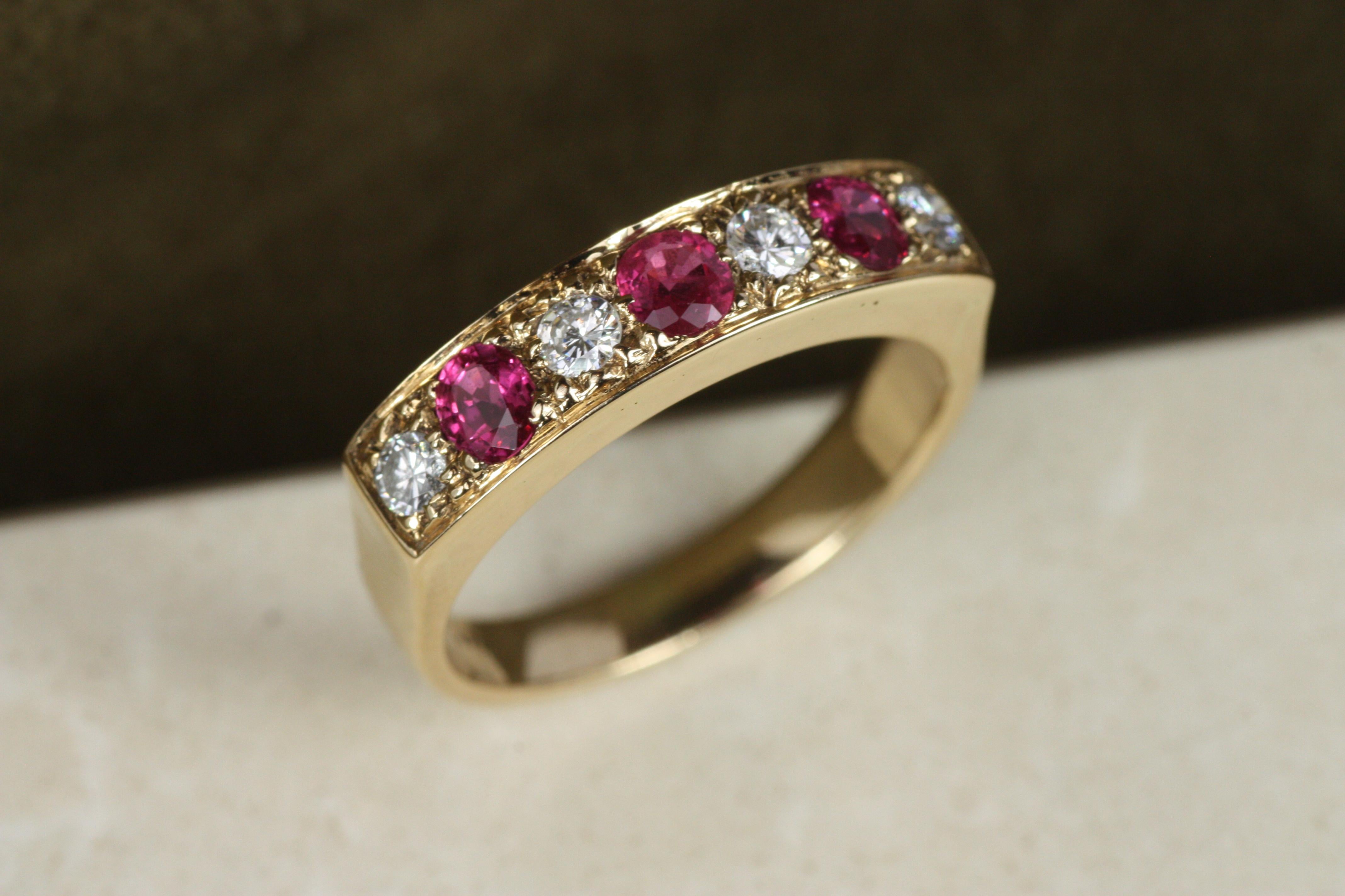 Anello a fascia tempestato di diamanti e rubini vintage in vendita 1