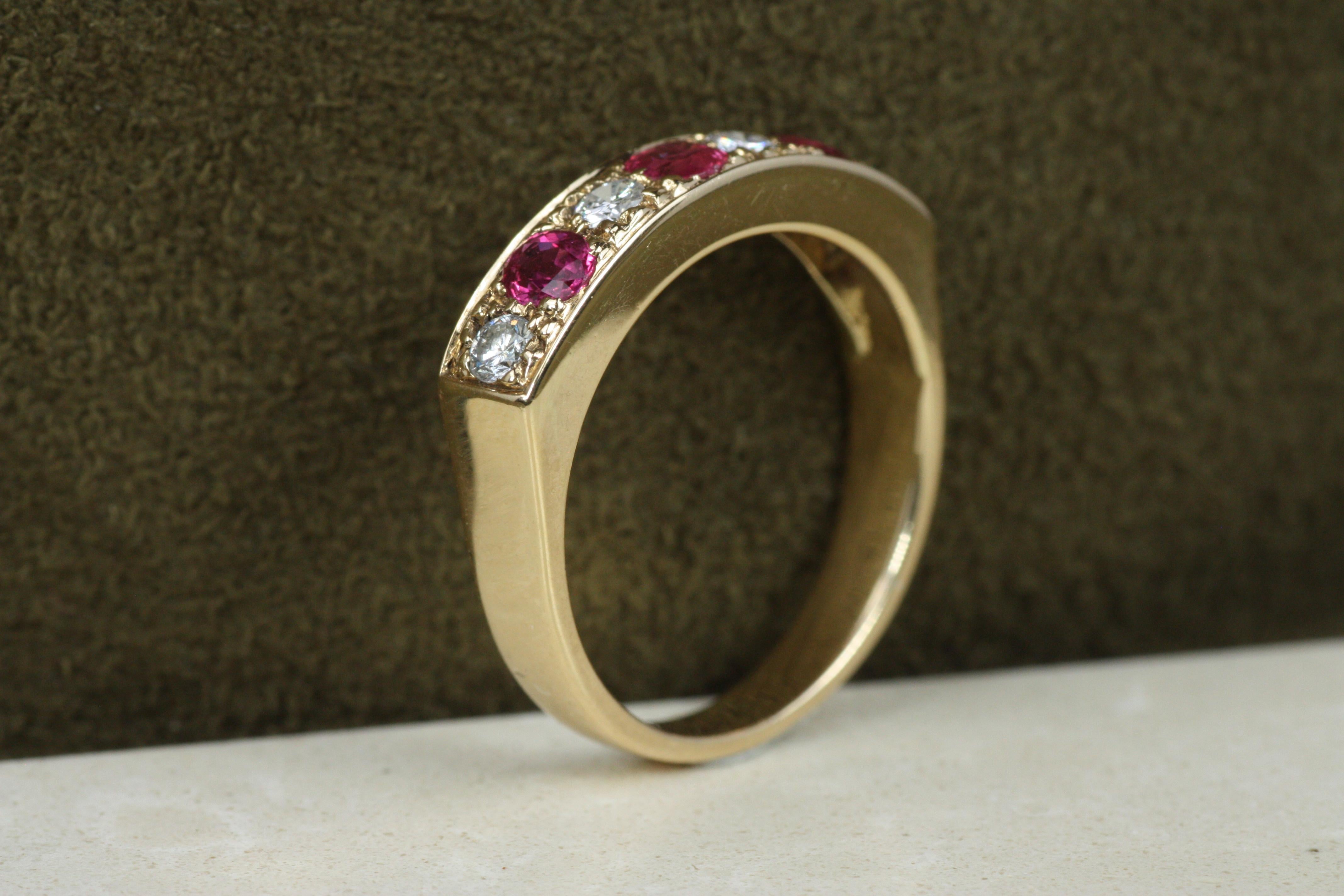 Anello a fascia tempestato di diamanti e rubini vintage in vendita 2