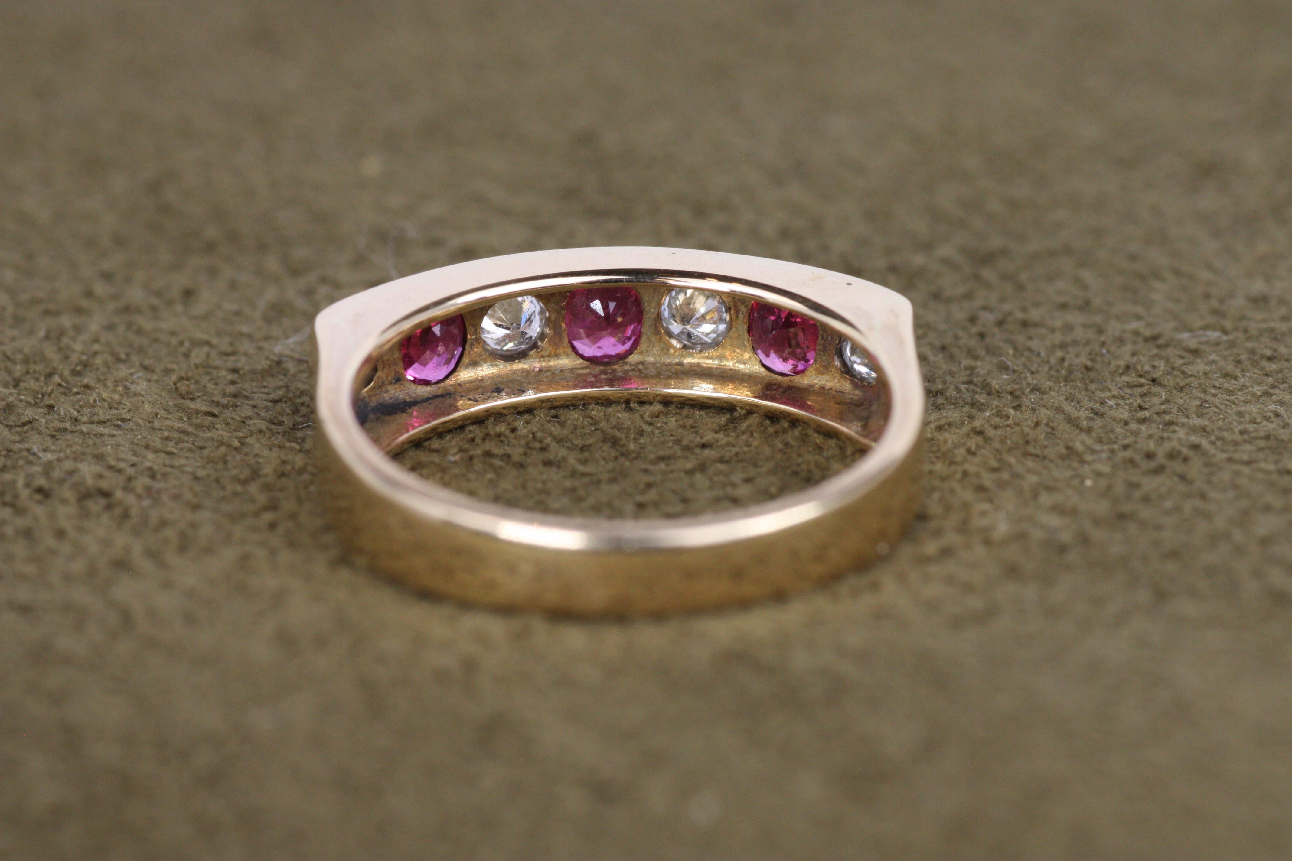 Anello a fascia tempestato di diamanti e rubini vintage in vendita 3