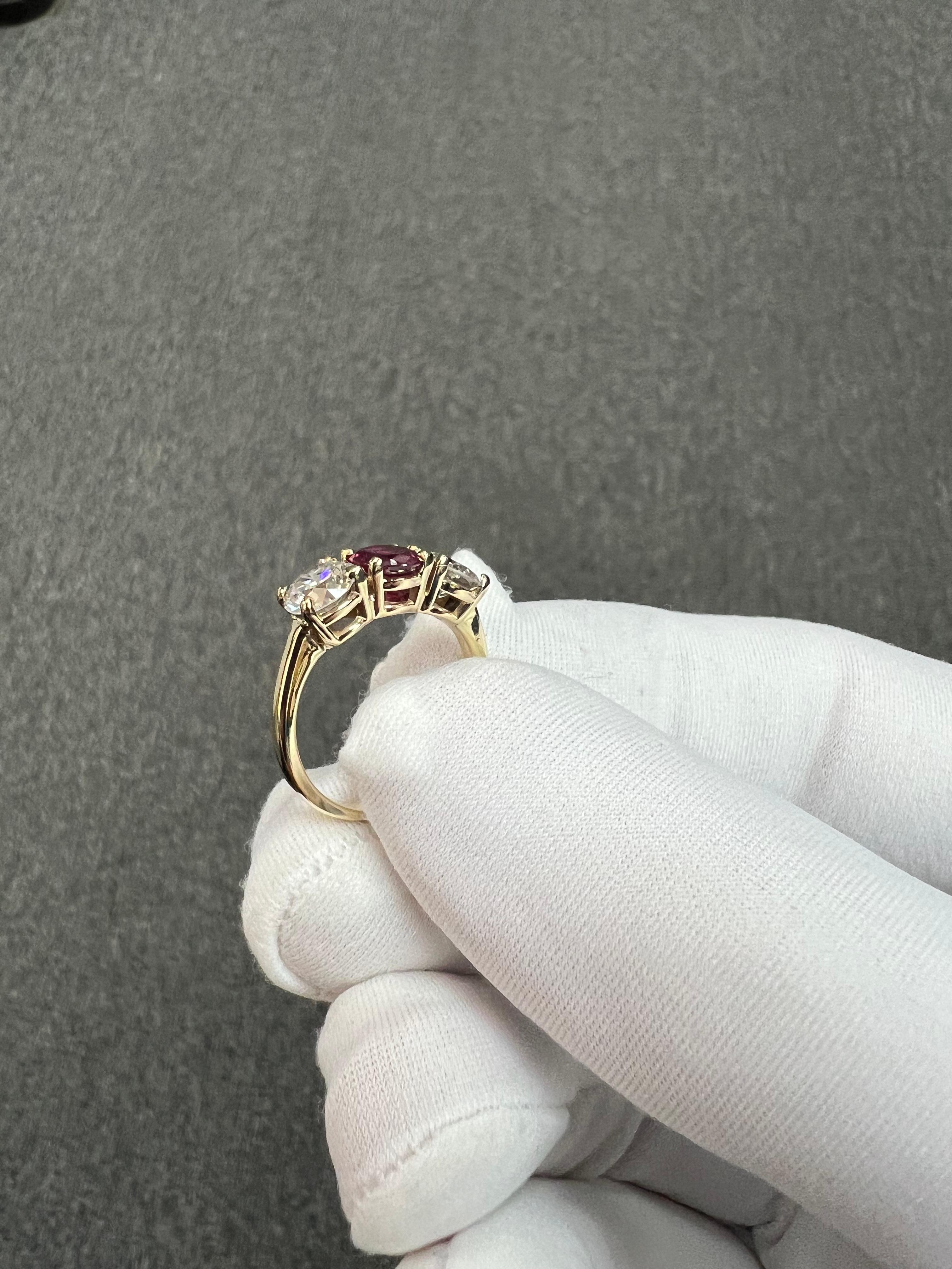 Vintage Rubin Diamant Gelbgold Drei Stein Ring 4
