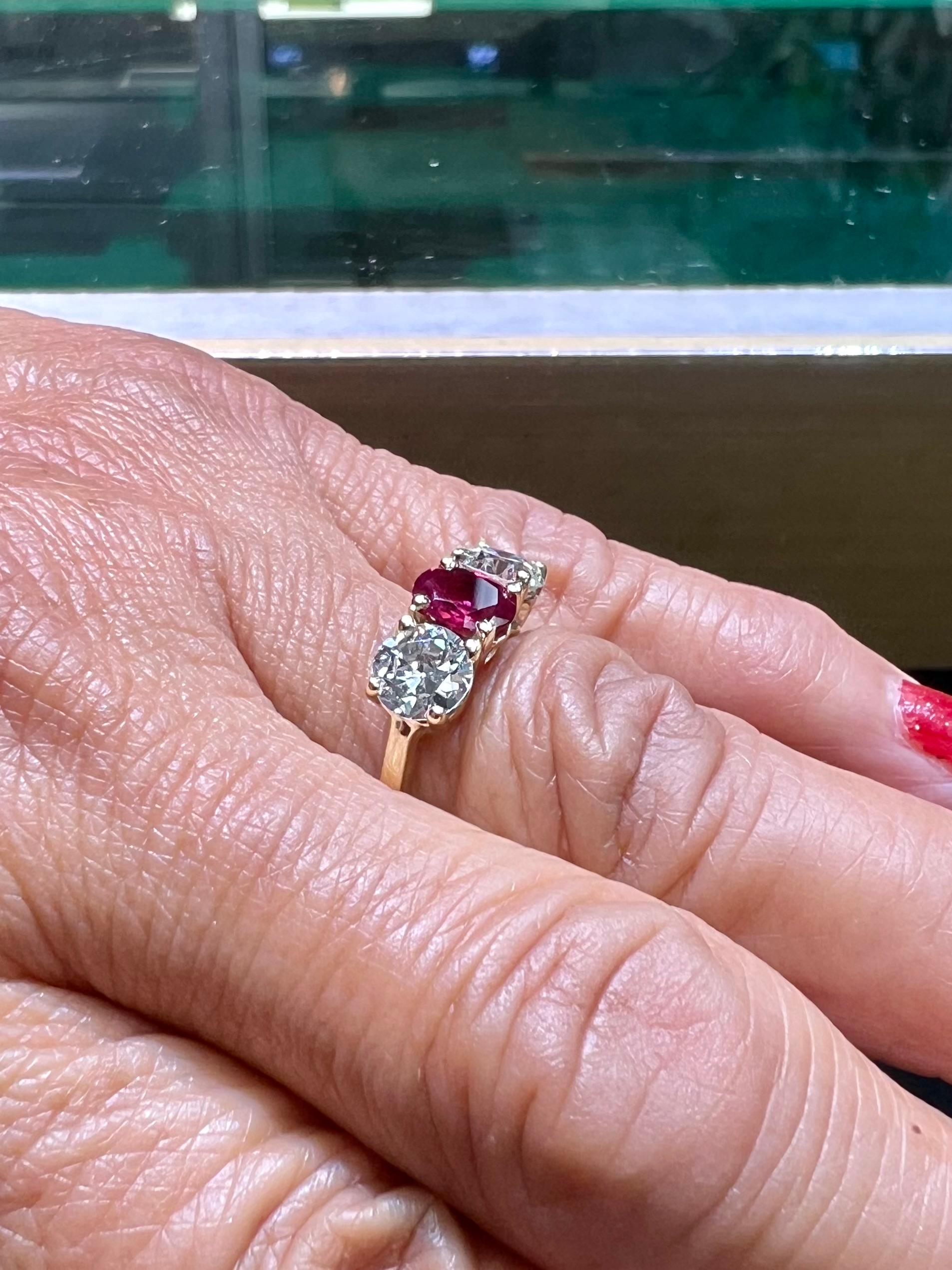 Vintage Rubin Diamant Gelbgold Drei Stein Ring im Zustand „Gut“ in Los Angeles, CA
