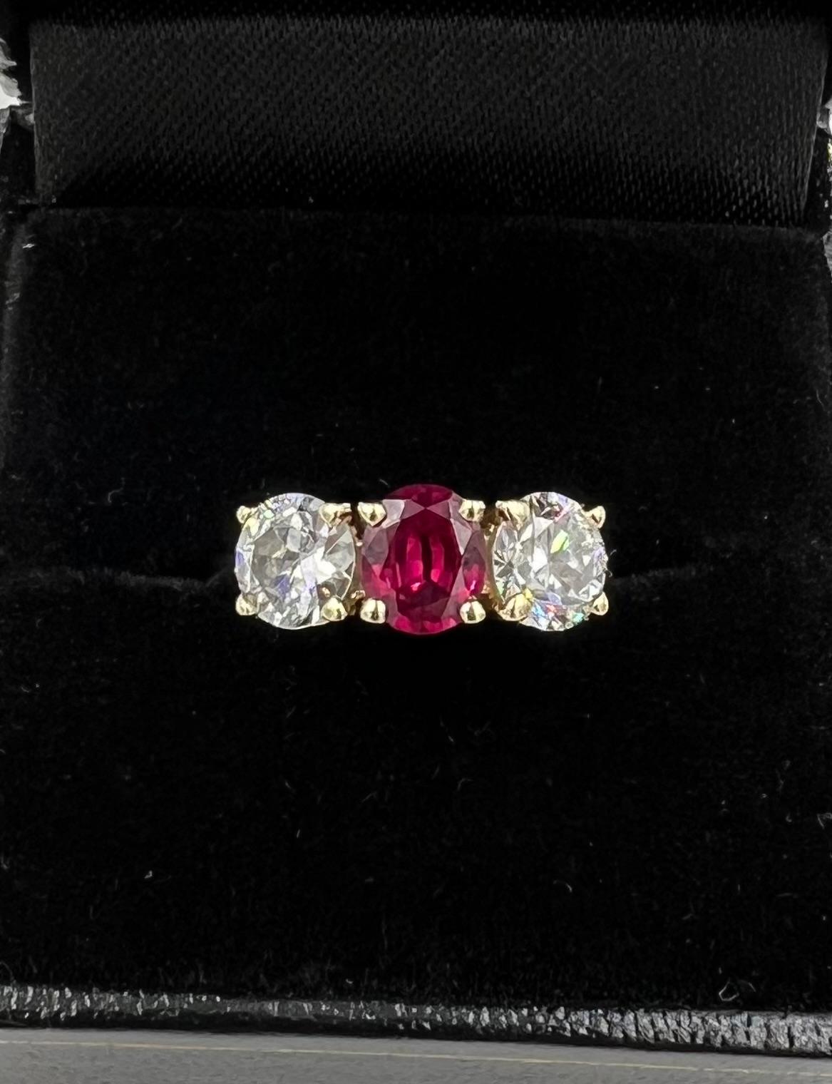 Vintage Rubin Diamant Gelbgold Drei Stein Ring für Damen oder Herren