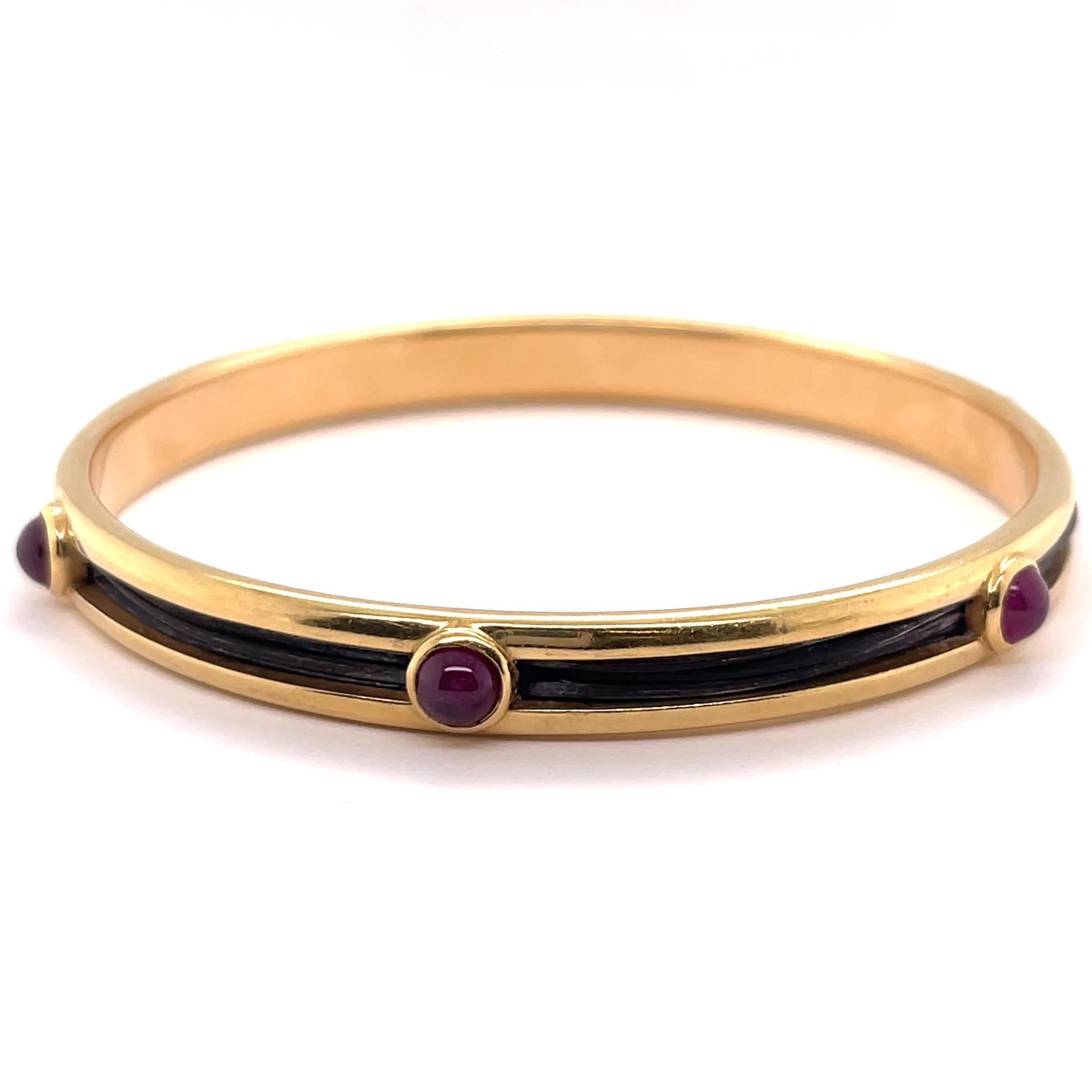 Rubin Elefantenhaar-Armreif aus 18 Karat Gold im Zustand „Hervorragend“ in Beverly Hills, CA