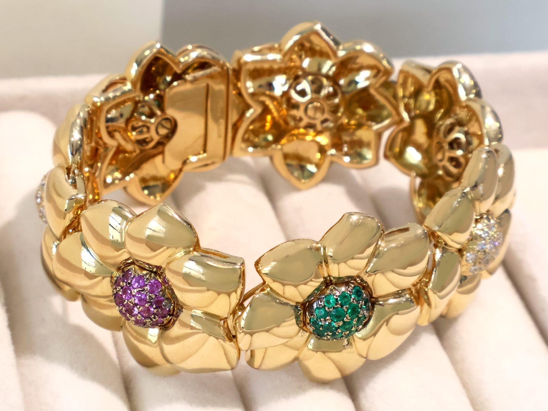 Taille ronde Bracelet vintage en or jaune 18 carats avec rubis, émeraudes et diamants en vente