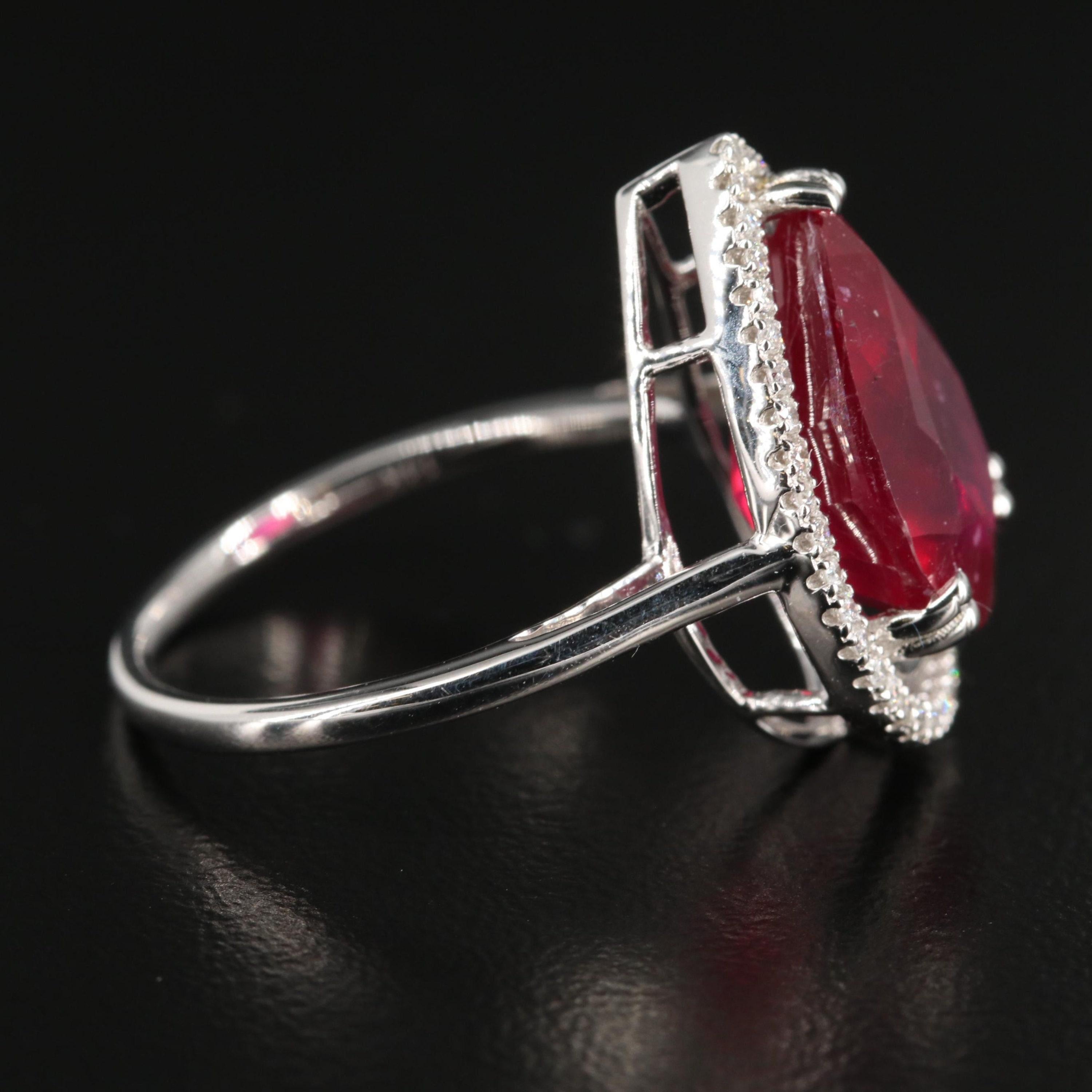 Im Angebot: Verlobungsring mit zertifiziertem 5,4 Karat unbehandeltem rotem Rubin und Diamant im Birnenschliff im Art déco-Stil () 2