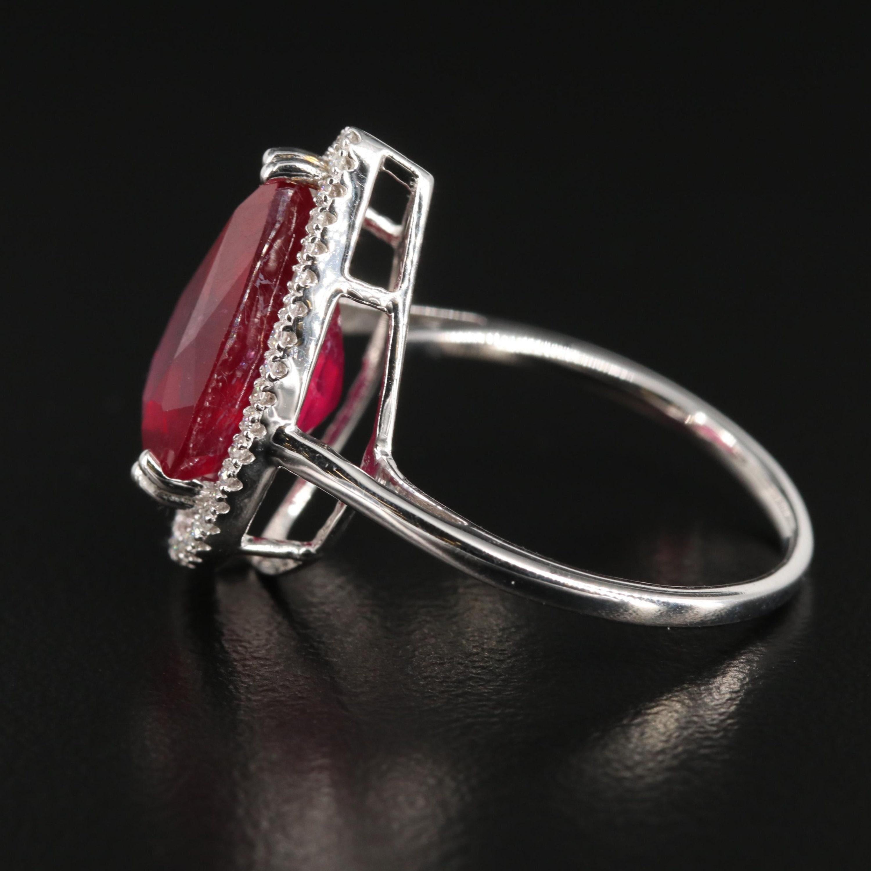 Im Angebot: Verlobungsring mit zertifiziertem 5,4 Karat unbehandeltem rotem Rubin und Diamant im Birnenschliff im Art déco-Stil () 3
