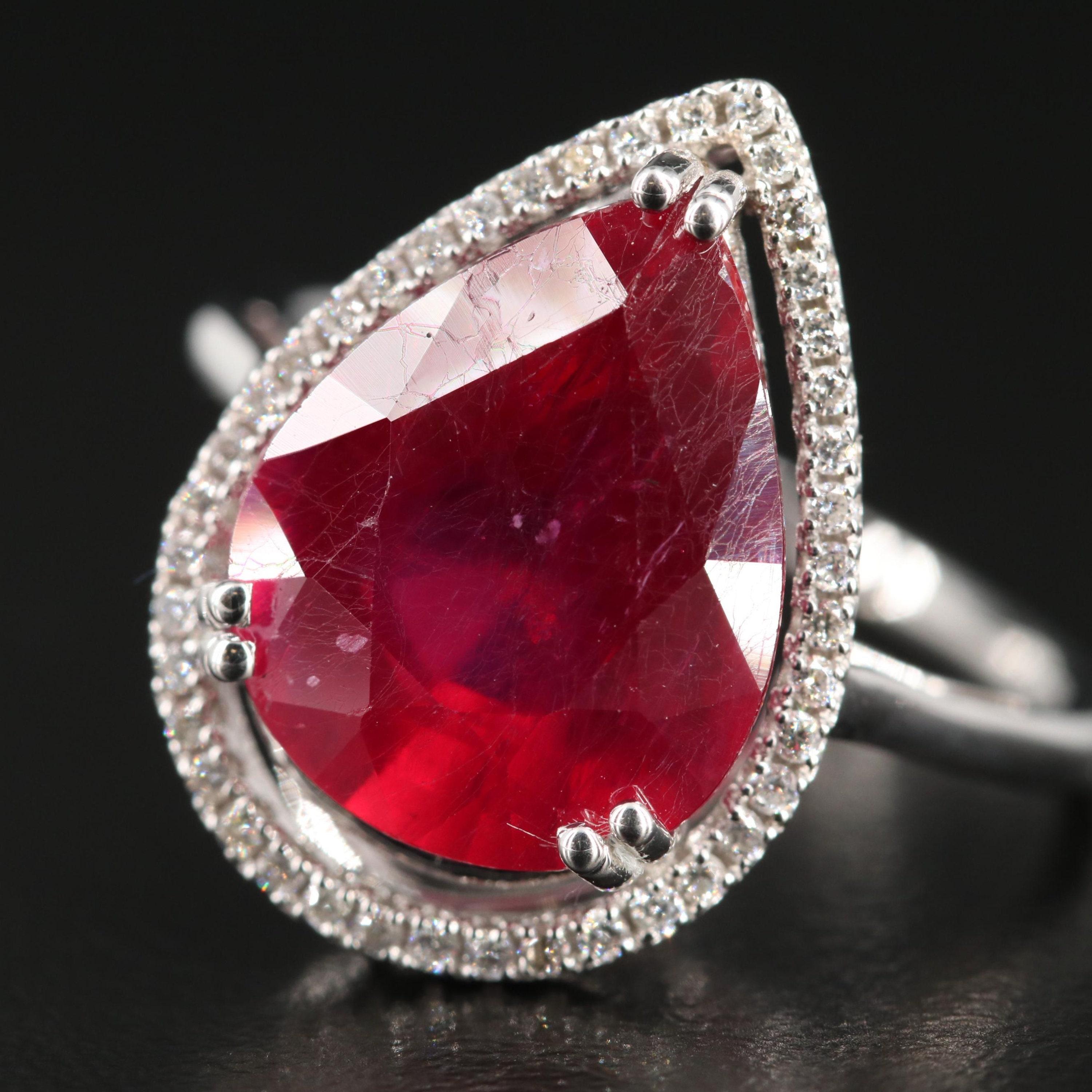 Im Angebot: Verlobungsring mit zertifiziertem 5,4 Karat unbehandeltem rotem Rubin und Diamant im Birnenschliff im Art déco-Stil () 4