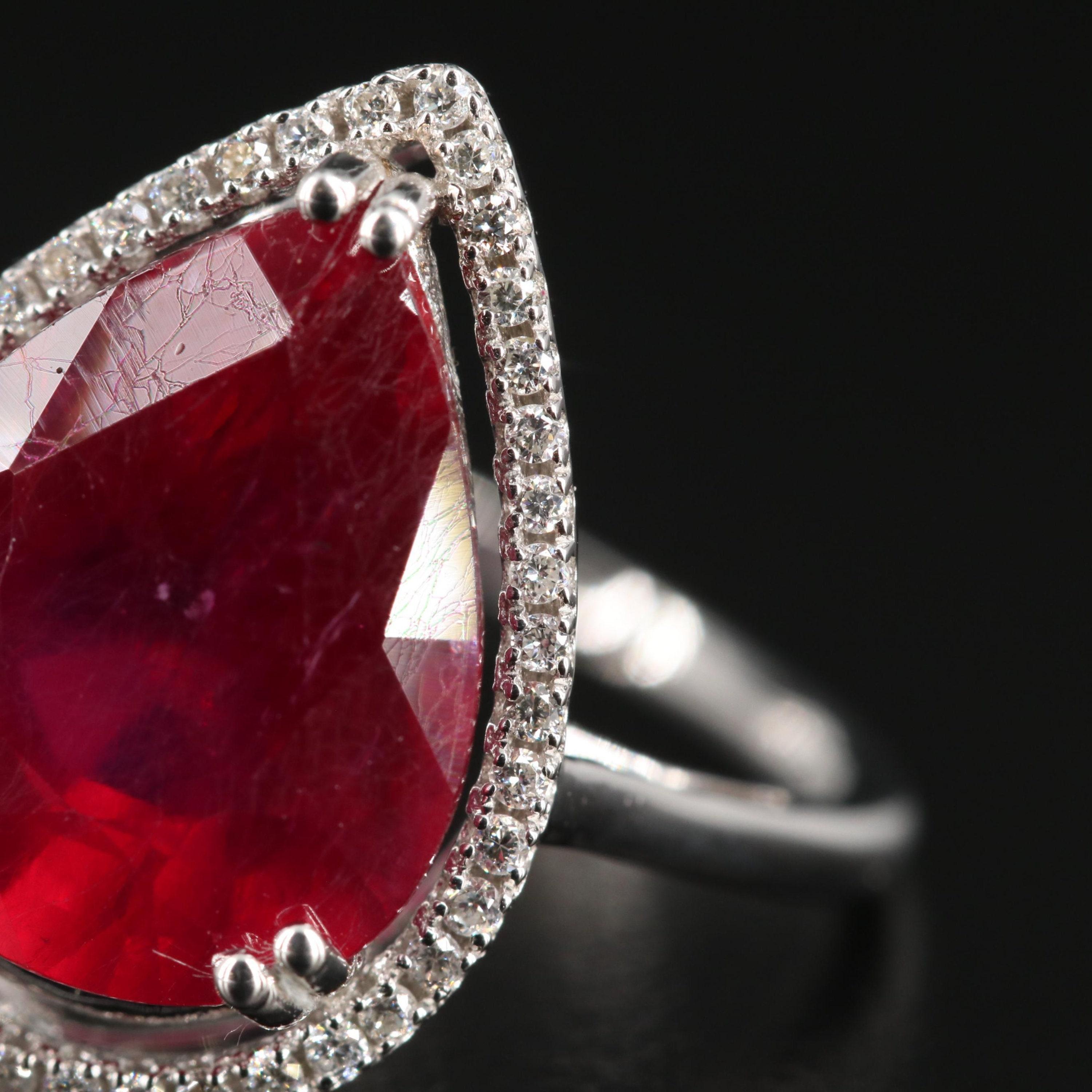 Im Angebot: Verlobungsring mit zertifiziertem 5,4 Karat unbehandeltem rotem Rubin und Diamant im Birnenschliff im Art déco-Stil () 5