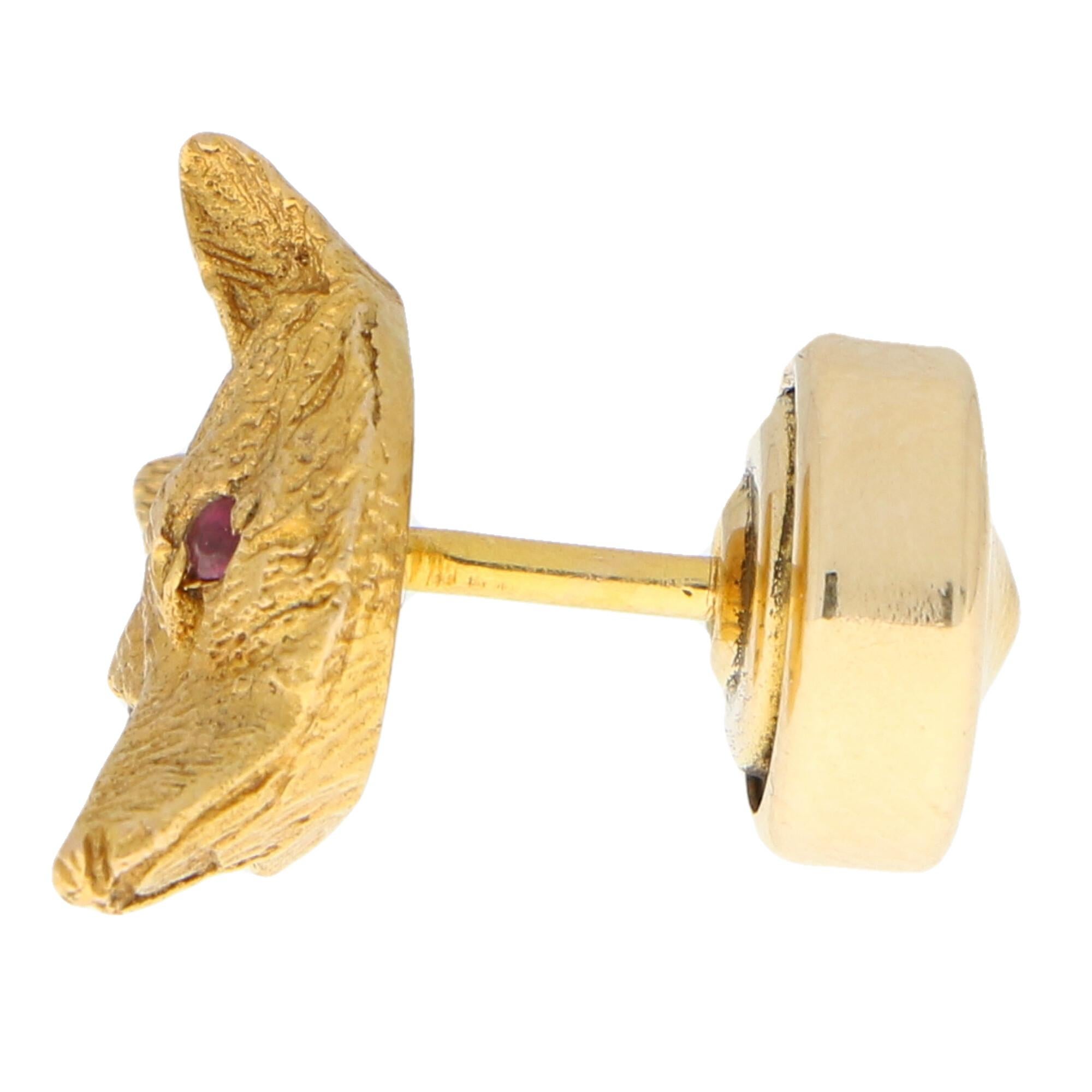 Vintage Ruby Eyed Fox Pin Brooch Set in 9 Karat Yellow Gold In Good Condition In London, GB