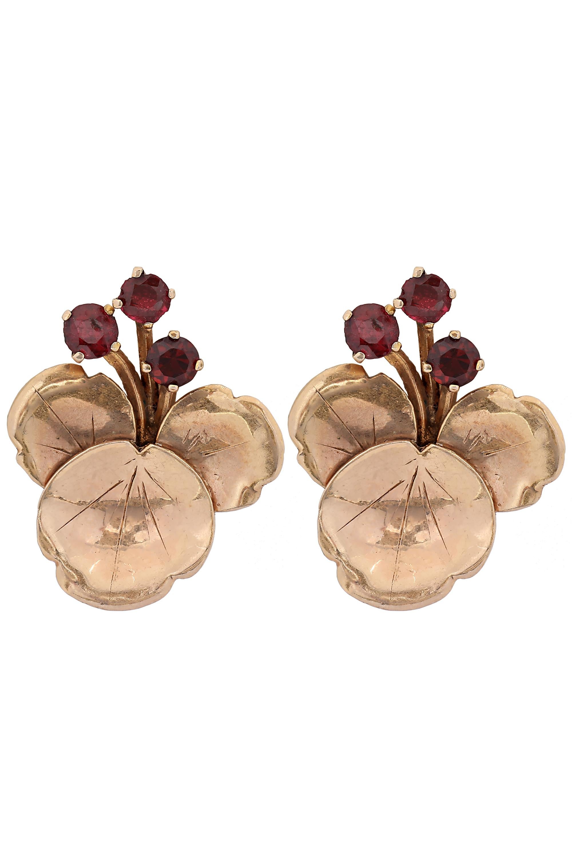 Boucles d'oreilles vintage à fleurs en or jaune 14 carats avec feuilles de rubis Bon état - En vente à beverly hills, CA