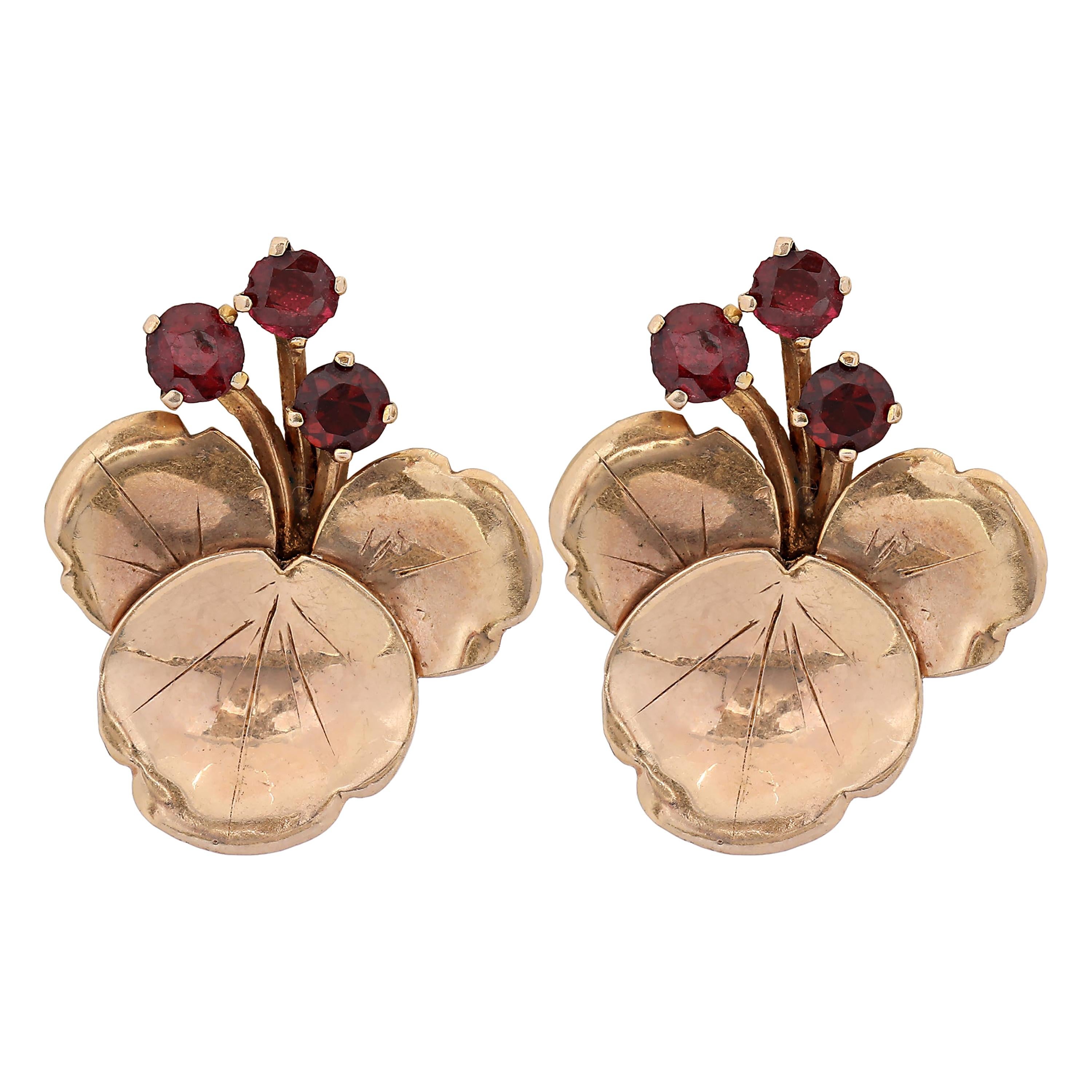 Boucles d'oreilles vintage à fleurs en or jaune 14 carats avec feuilles de rubis en vente
