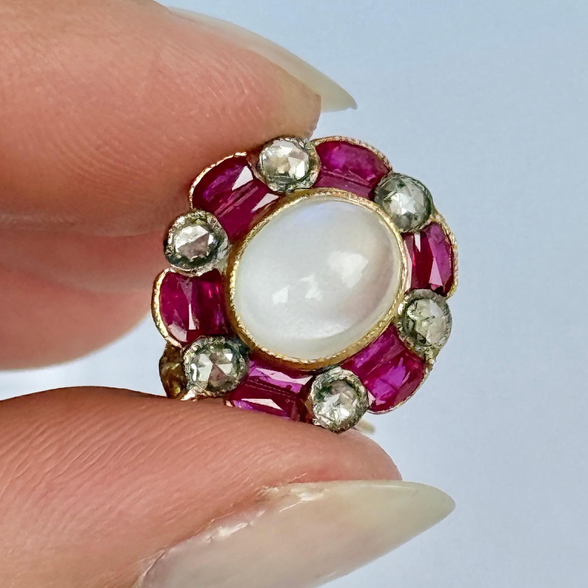 Pendientes Vintage de Rubí, Piedra Lunar y Diamantes en Racimo de Metal Amarillo Corte redondo en venta