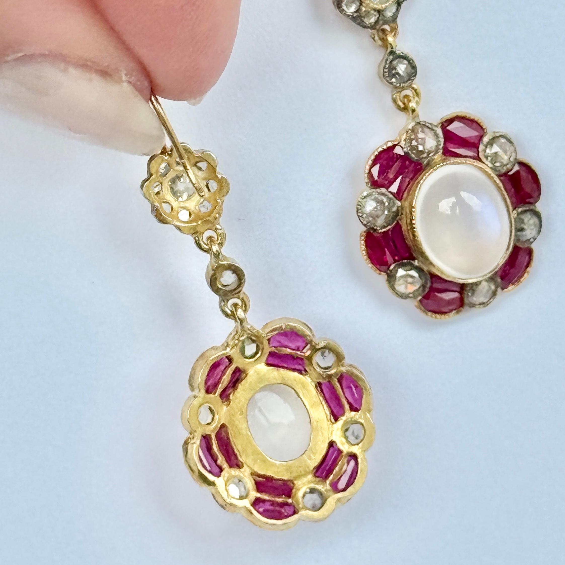 De las mujeres Pendientes Vintage de Rubí, Piedra Lunar y Diamantes en Racimo de Metal Amarillo en venta
