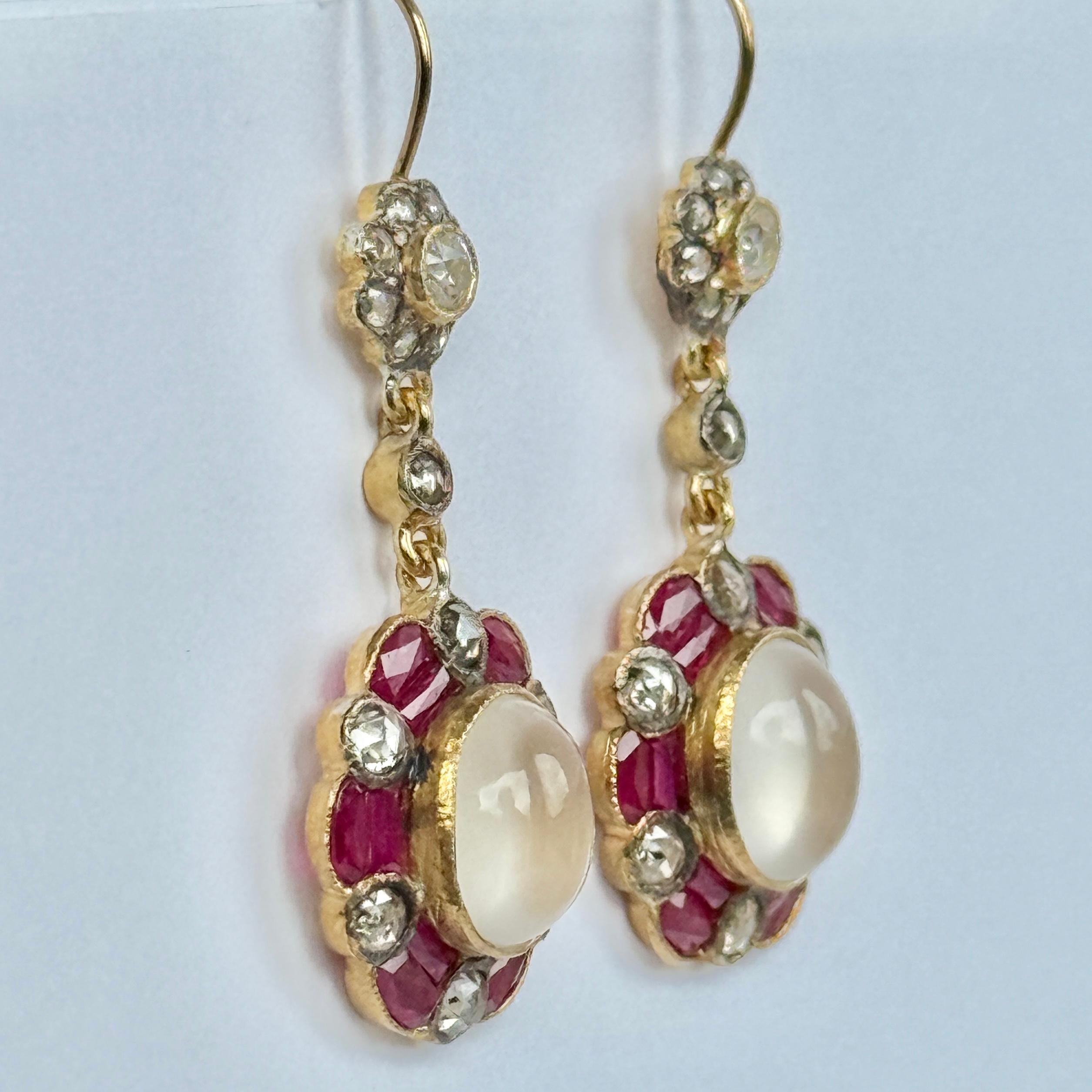 Pendientes Vintage de Rubí, Piedra Lunar y Diamantes en Racimo de Metal Amarillo en venta 1