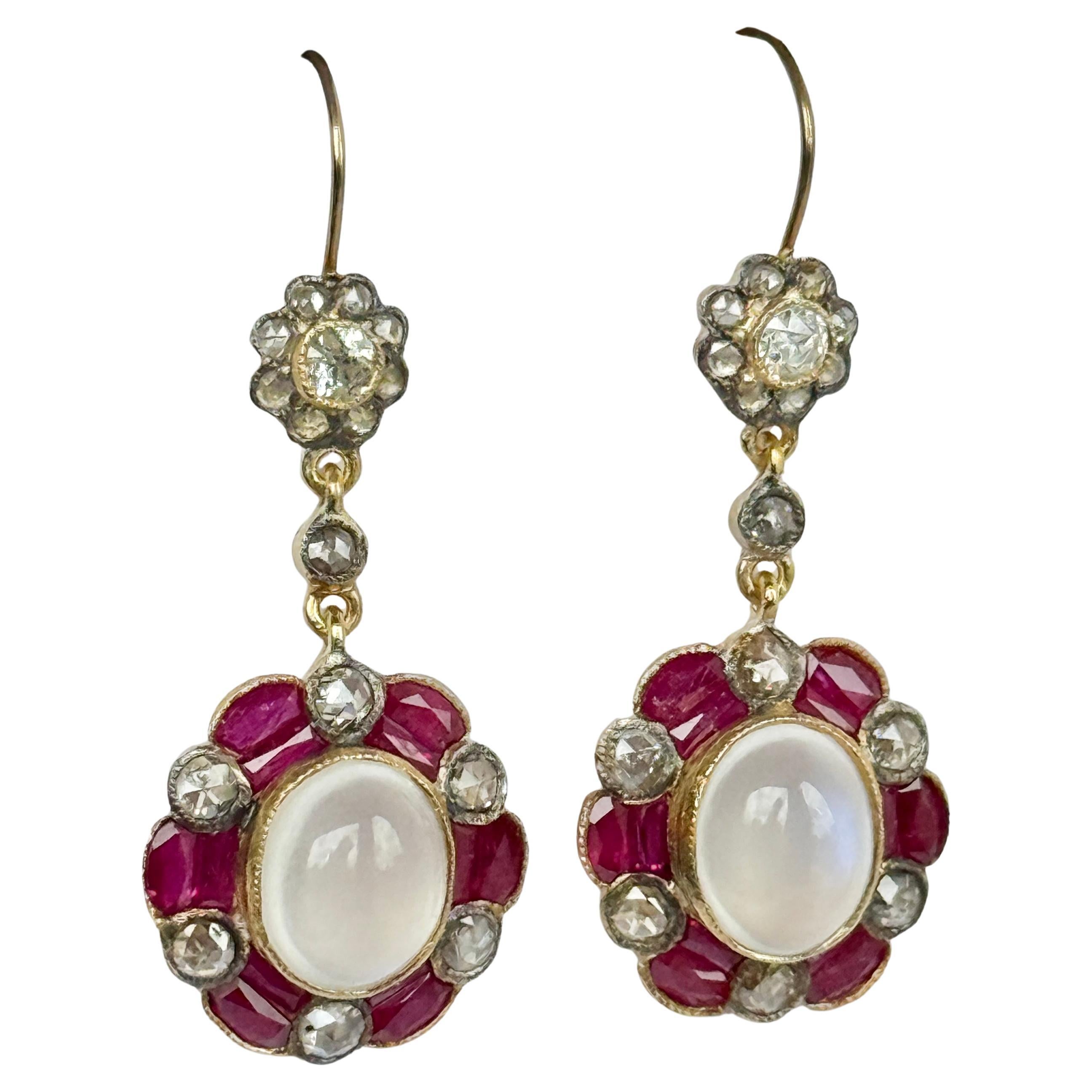 Pendientes Vintage de Rubí, Piedra Lunar y Diamantes en Racimo de Metal Amarillo en venta