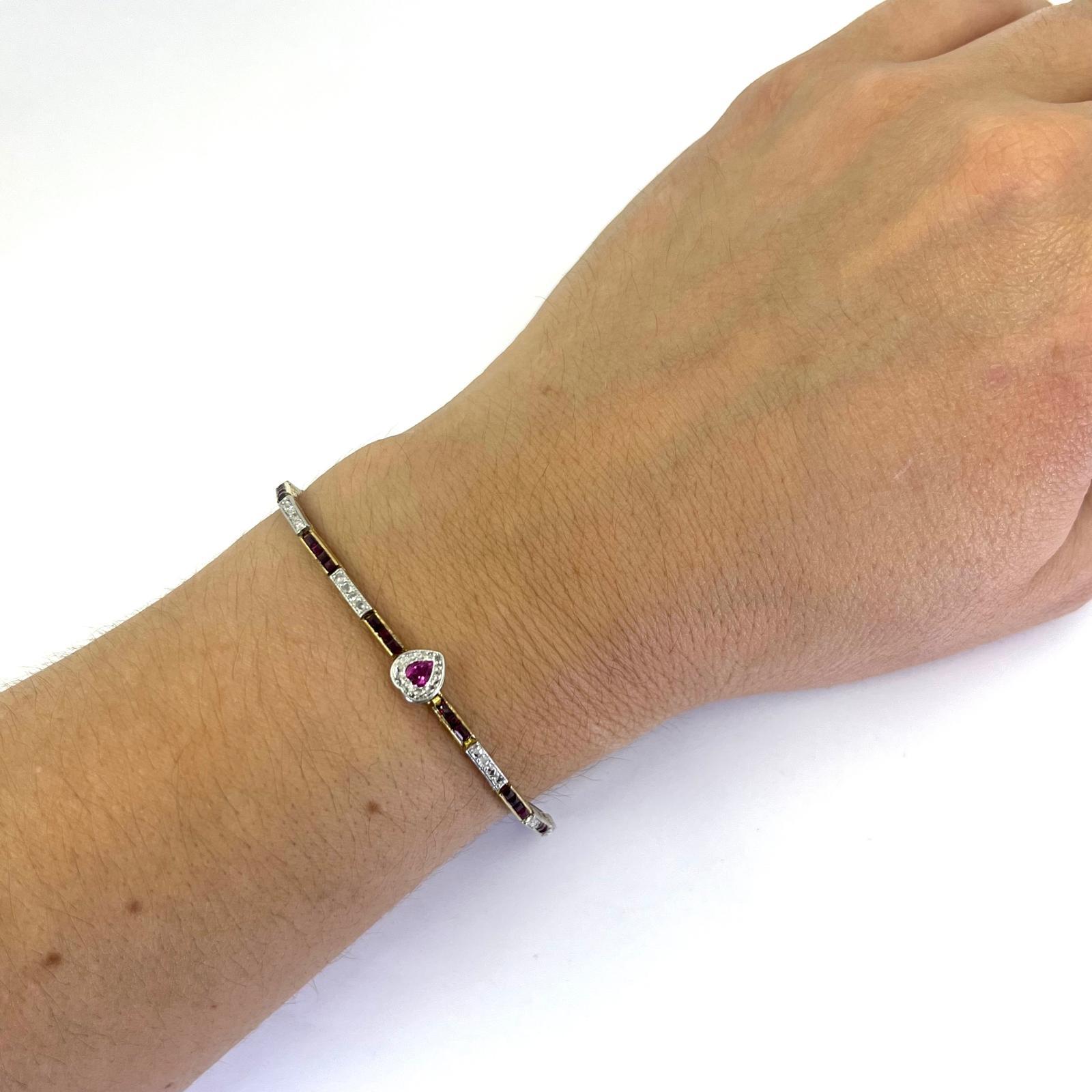 Pulsera de línea antigua de oro amarillo de 14 quilates con un zafiro rosa en forma de corazón y 38 rubíes de talla cuadrada que suman aproximadamente 1,00 quilate, acentuados por 59 diamantes talla rosa de claridad SI y color H/I que suman 0,30