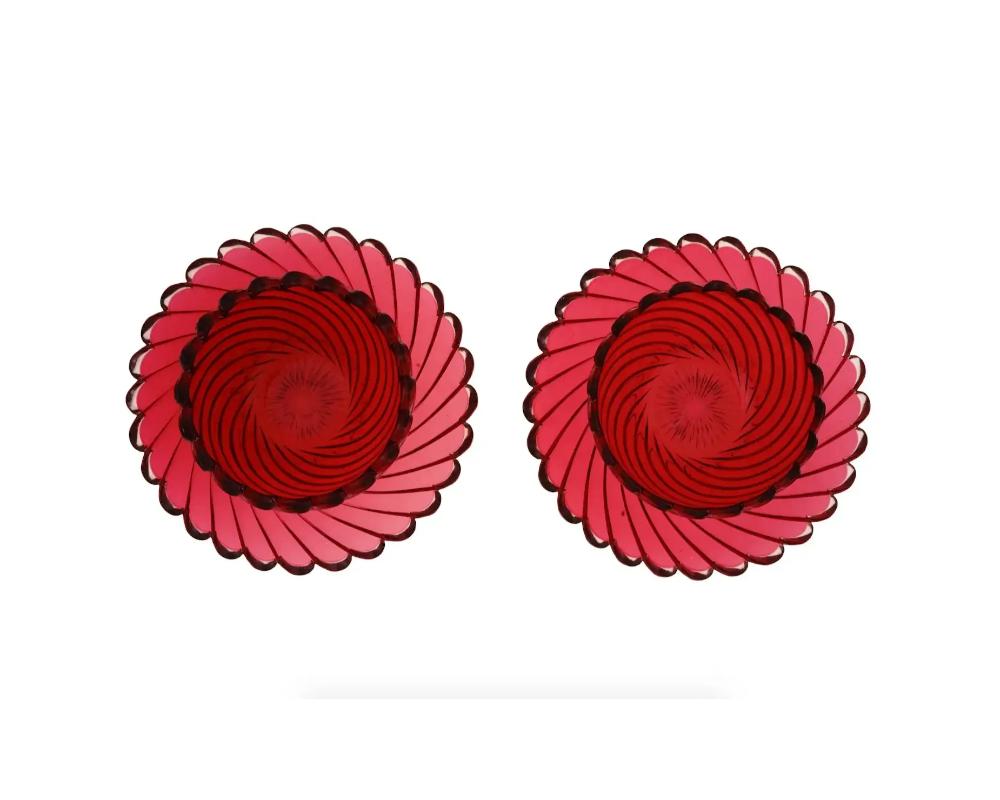 Bols et assiettes vintage en verre de Baccarat de Bohème rouge rubis Bon état - En vente à New York, NY