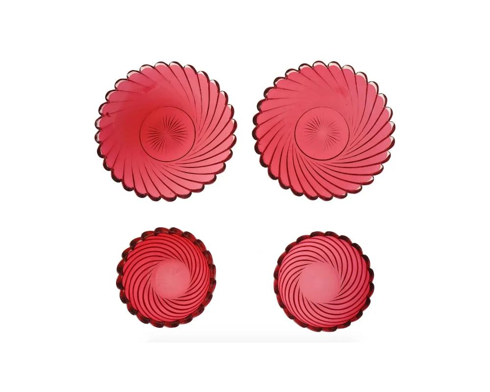 20ième siècle Bols et assiettes vintage en verre de Baccarat de Bohème rouge rubis en vente