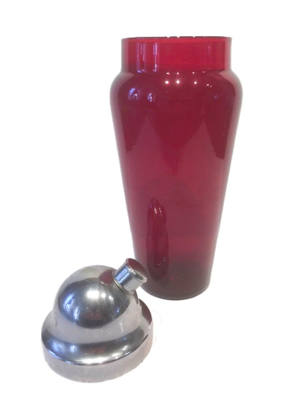 Américain Vieux shaker en verre rouge rubis avec couvercle chromé bombé en vente