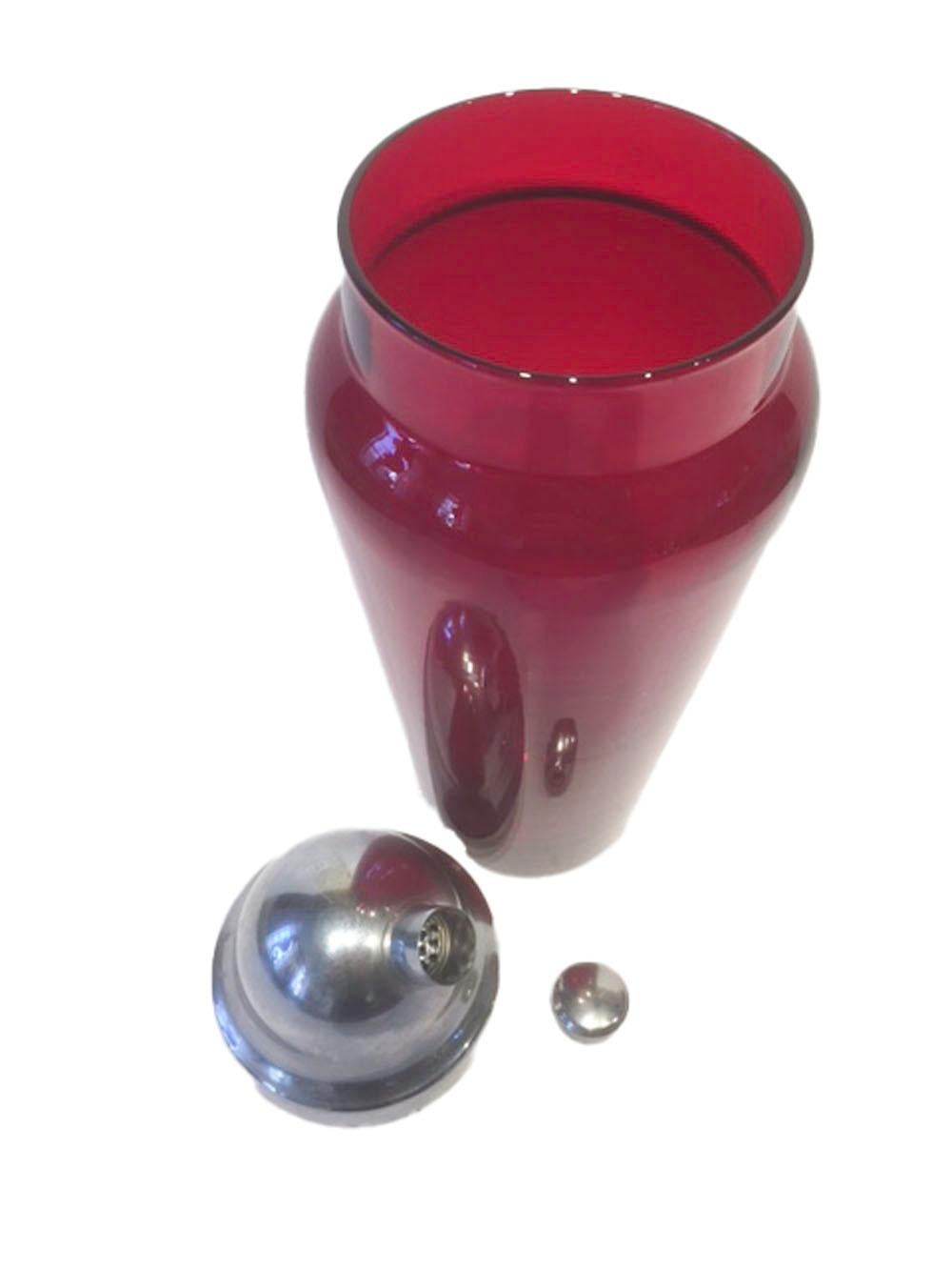 Moulé Vieux shaker en verre rouge rubis avec couvercle chromé bombé en vente