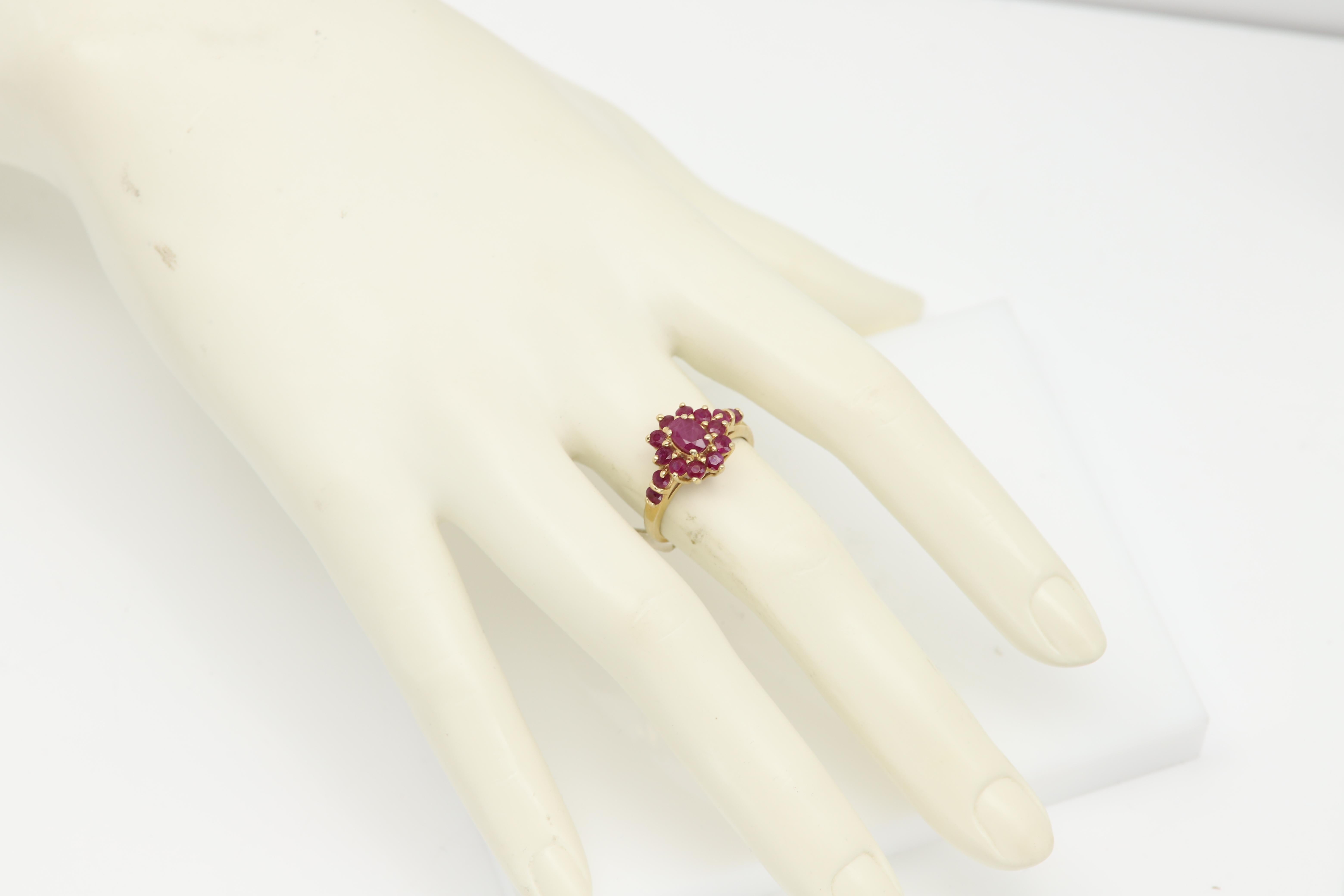 Bague vintage en rubis circa 1960's
Design/One de la fleur Mise en place de la grappe
Pierre centrale Ovale 6 x 4 mm Ruby Gemstone 
Toutes les pierres sont des rubis naturels.
Taille des doigts 7.5
Or jaune 14k environ 3,20 grammes
D'occasion en