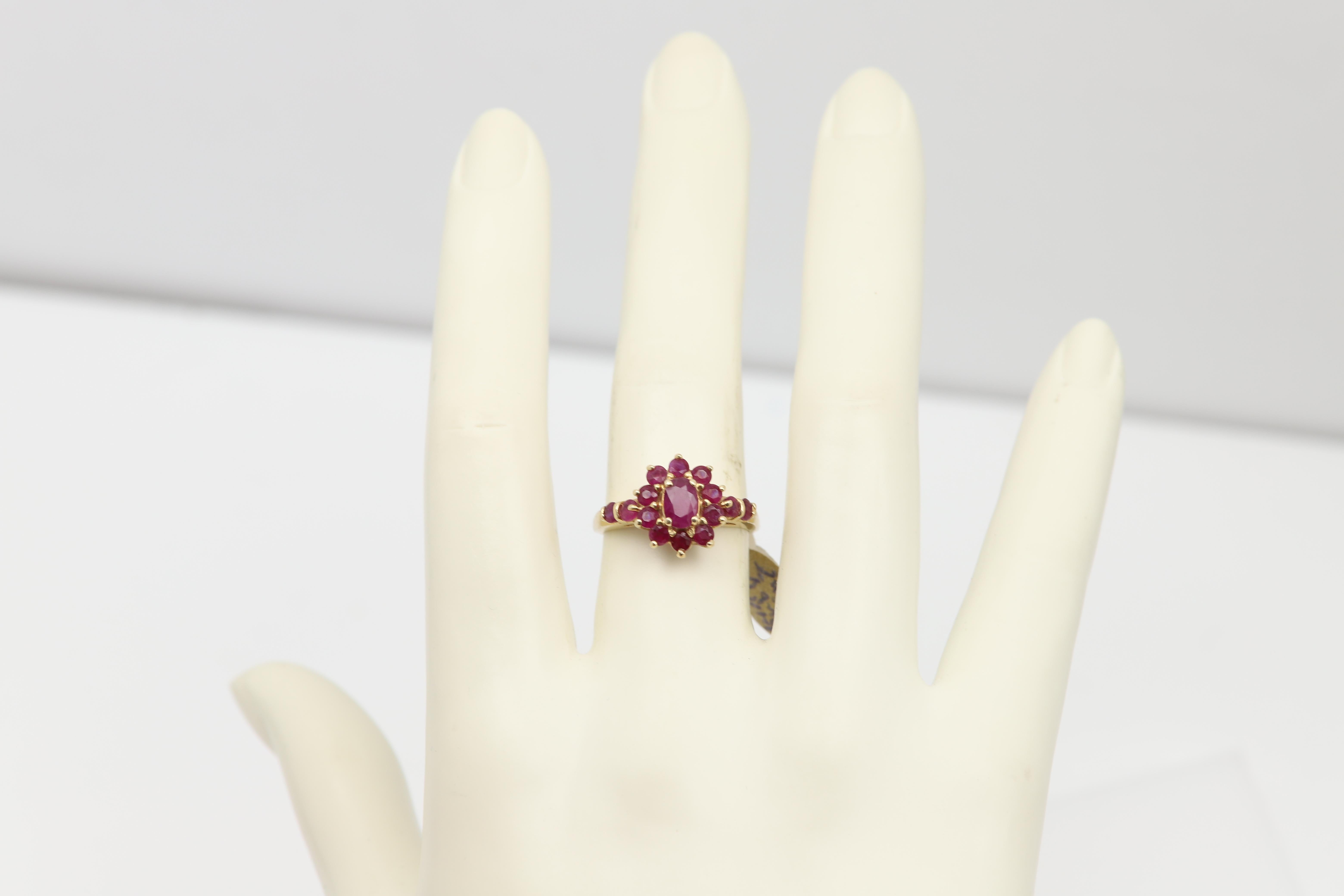 Taille ovale Bague vintage en or jaune 14 carats avec grappe de fleurs en vente