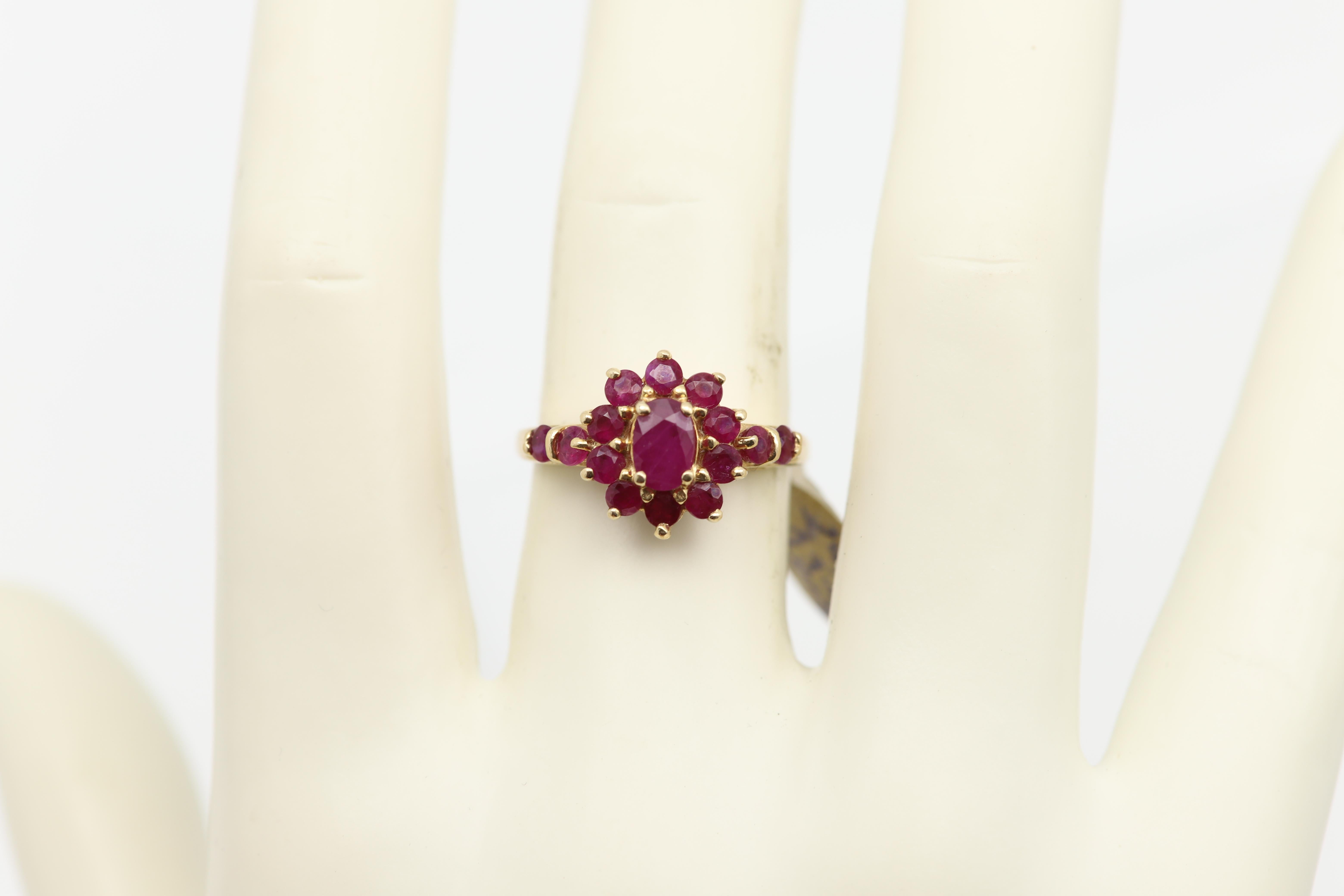 Bague vintage en or jaune 14 carats avec grappe de fleurs Excellent état - En vente à Brooklyn, NY