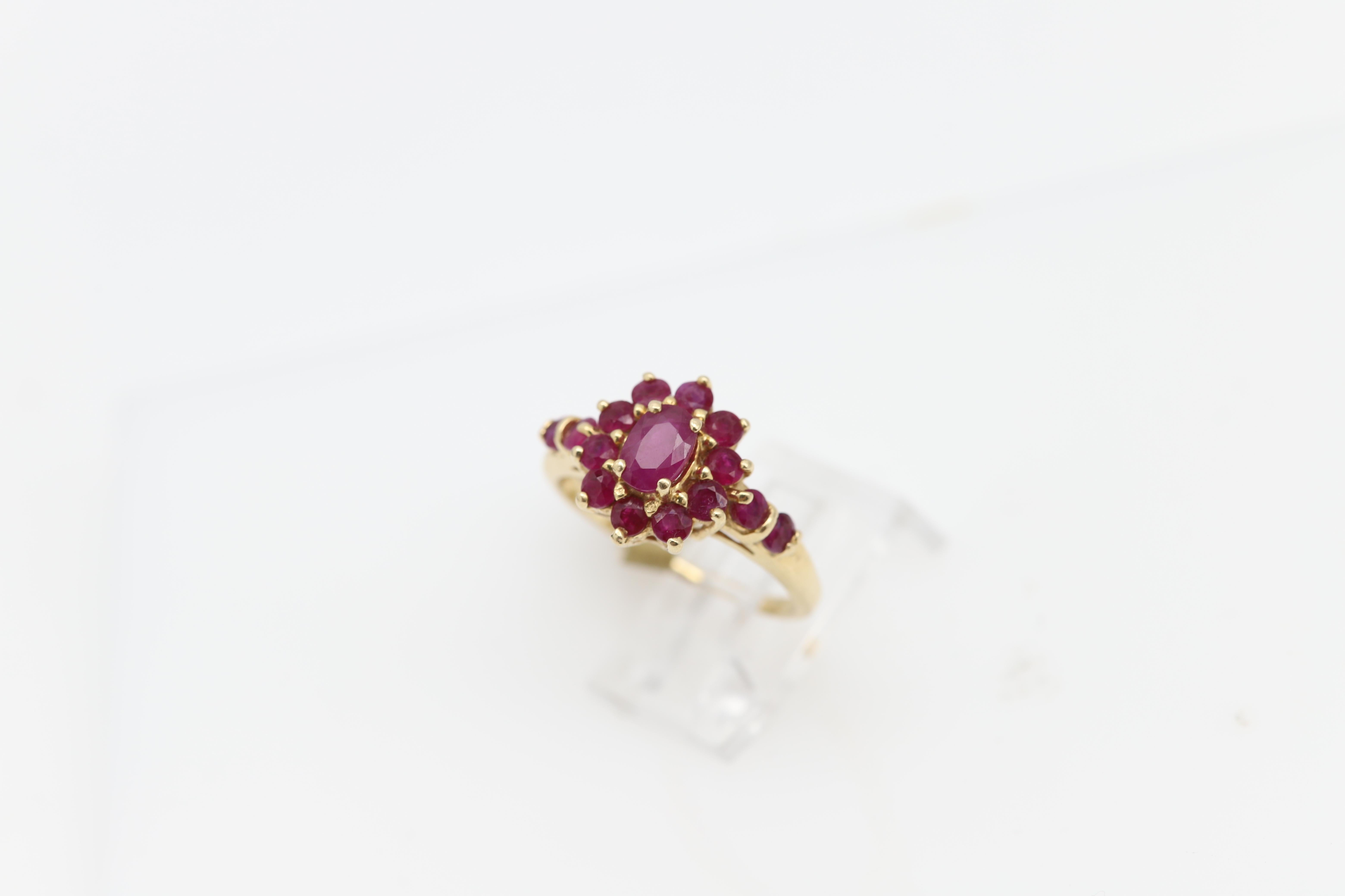 Bague vintage en or jaune 14 carats avec grappe de fleurs Pour femmes en vente