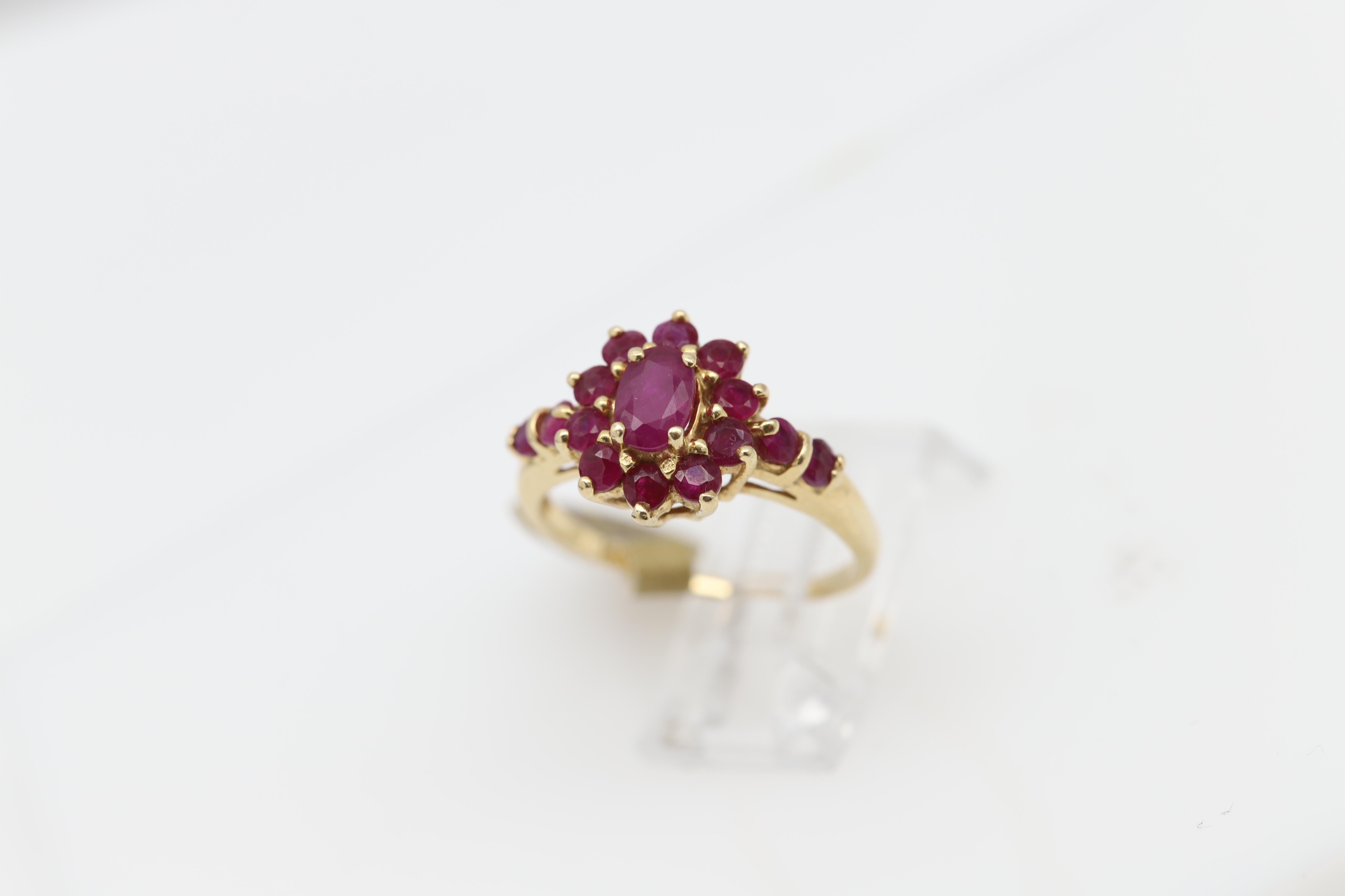Bague vintage en or jaune 14 carats avec grappe de fleurs en vente 1
