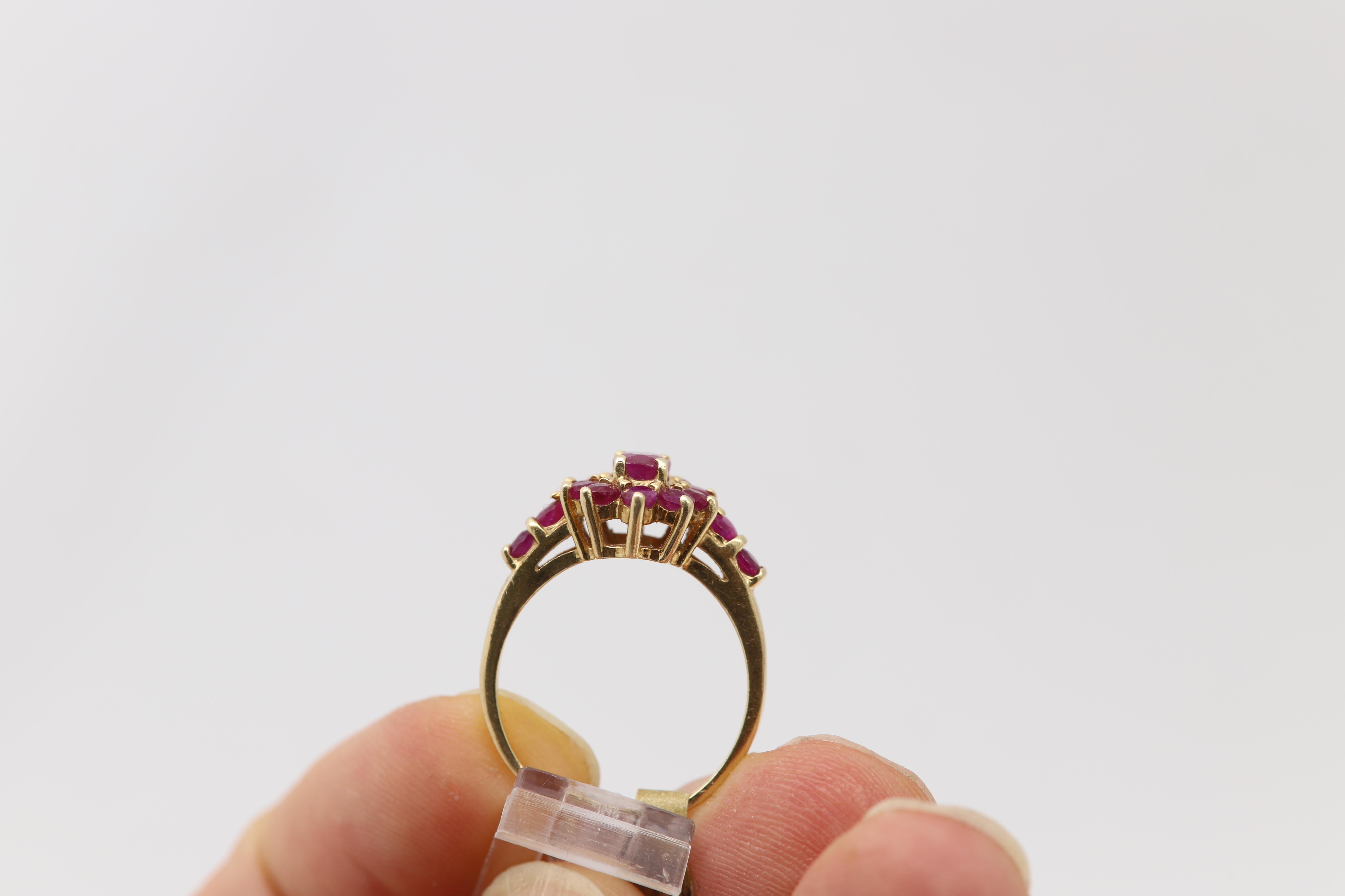 Bague vintage en or jaune 14 carats avec grappe de fleurs en vente 2