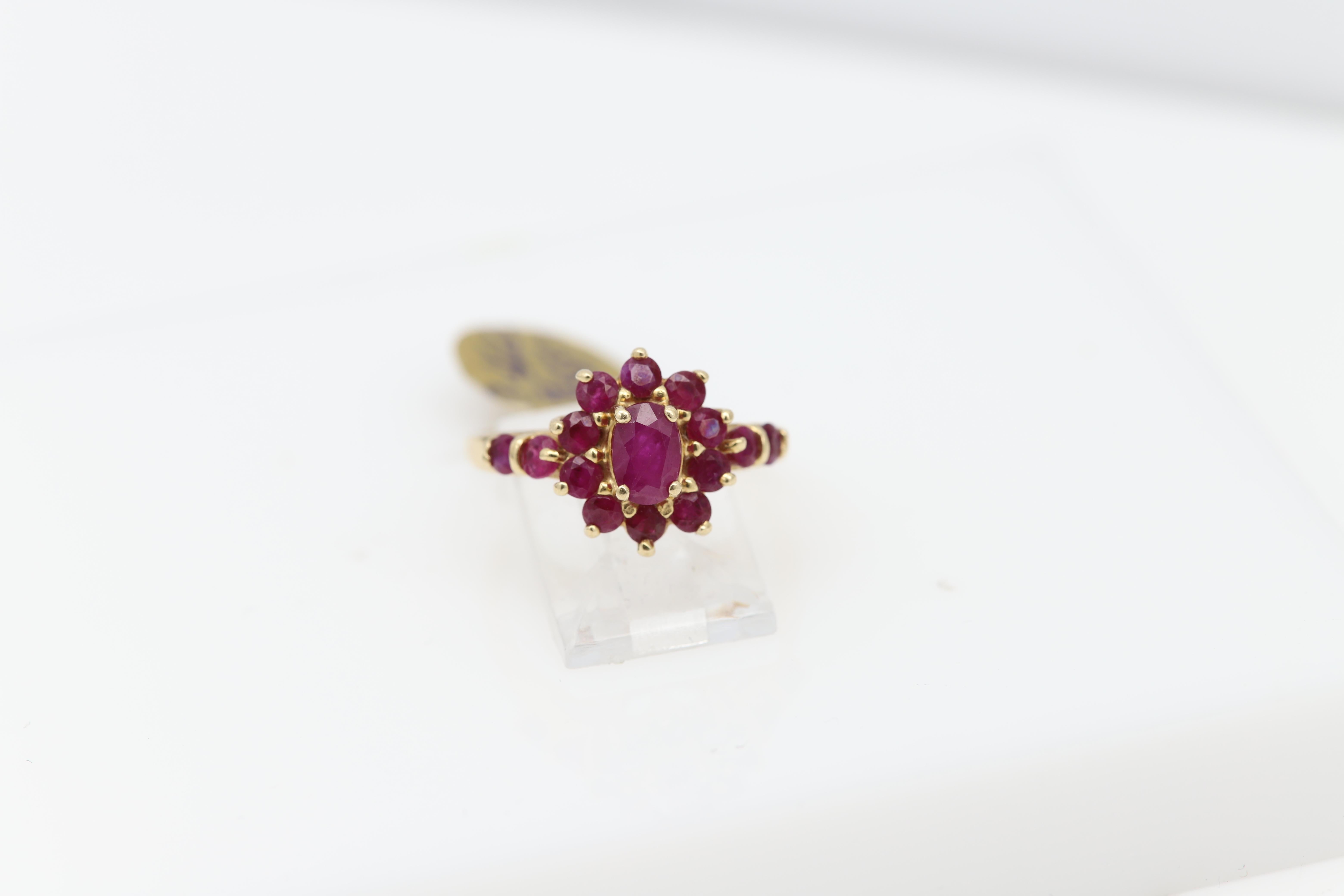 Bague vintage en or jaune 14 carats avec grappe de fleurs en vente 3