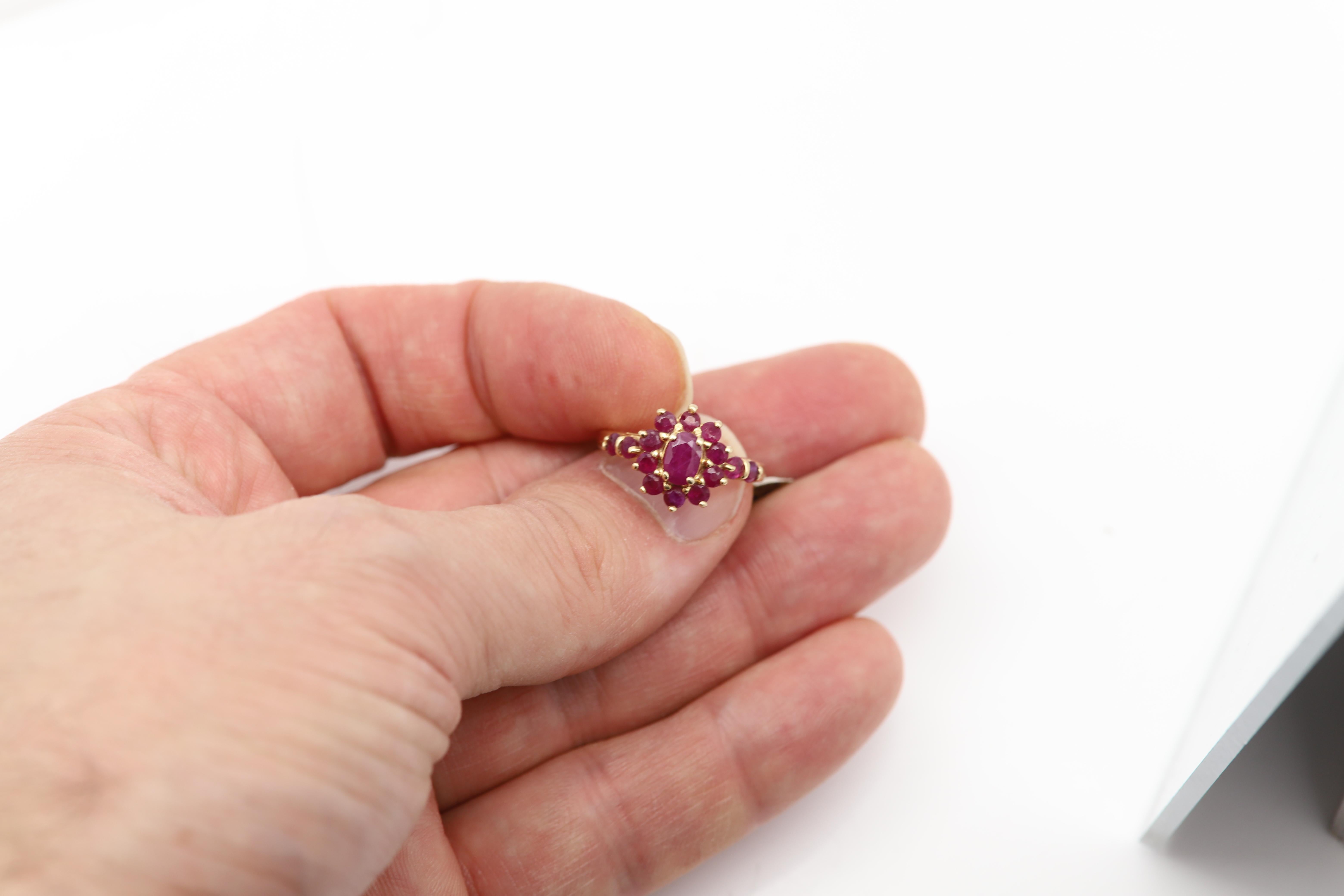 Bague vintage en or jaune 14 carats avec grappe de fleurs en vente 4
