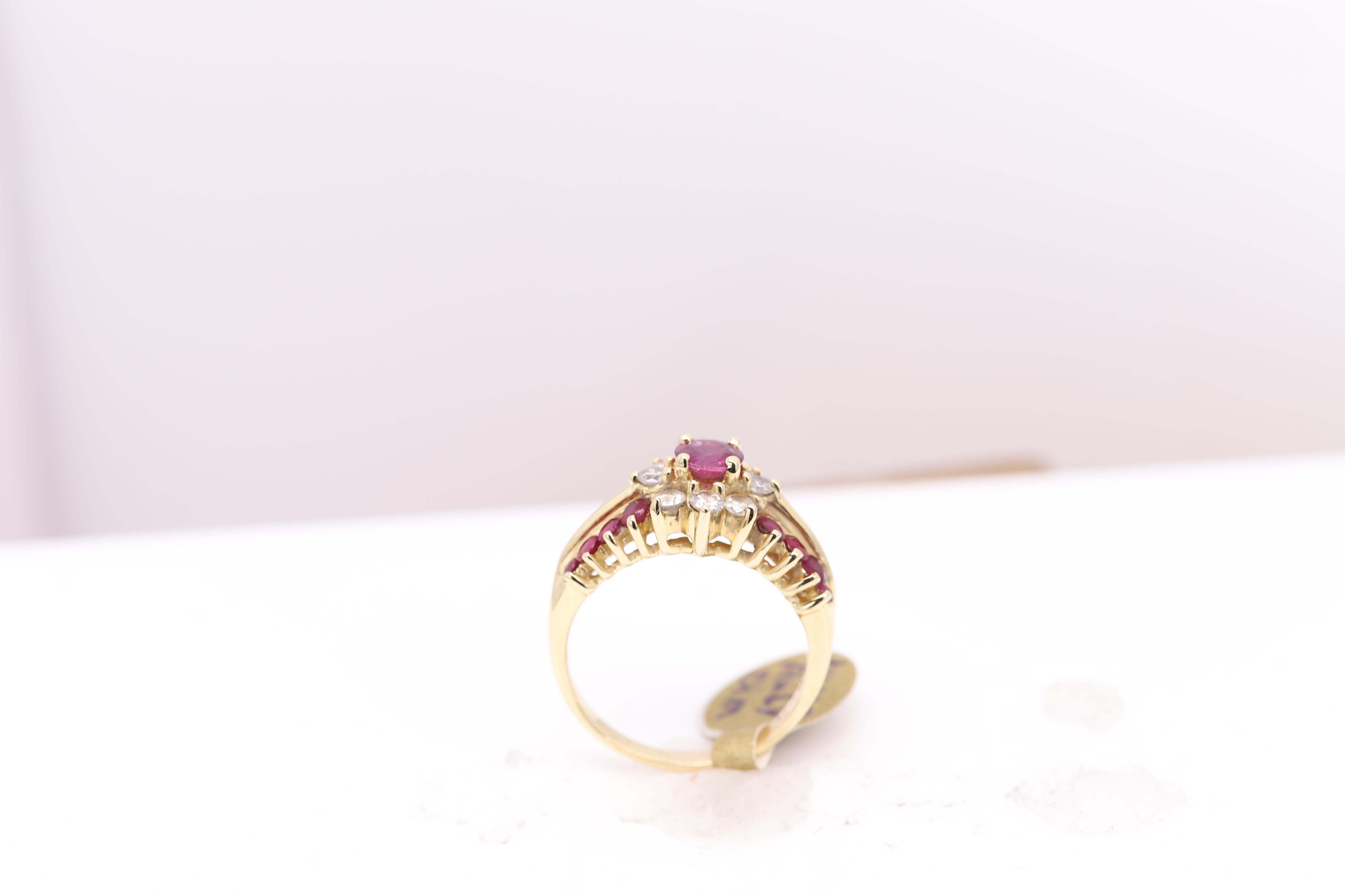 Anillo vintage de rubí circa años 70
Racimo de diseño floral
Piedra central redonda de 5,0 mm Gema de Rubí (aprox. 0,60 ct) 
Rubí total con las piedras pequeñas, todo aprox. 1,60 quilates
Todas las piedras son naturales 
Diamantes aprox 0,50 ct
