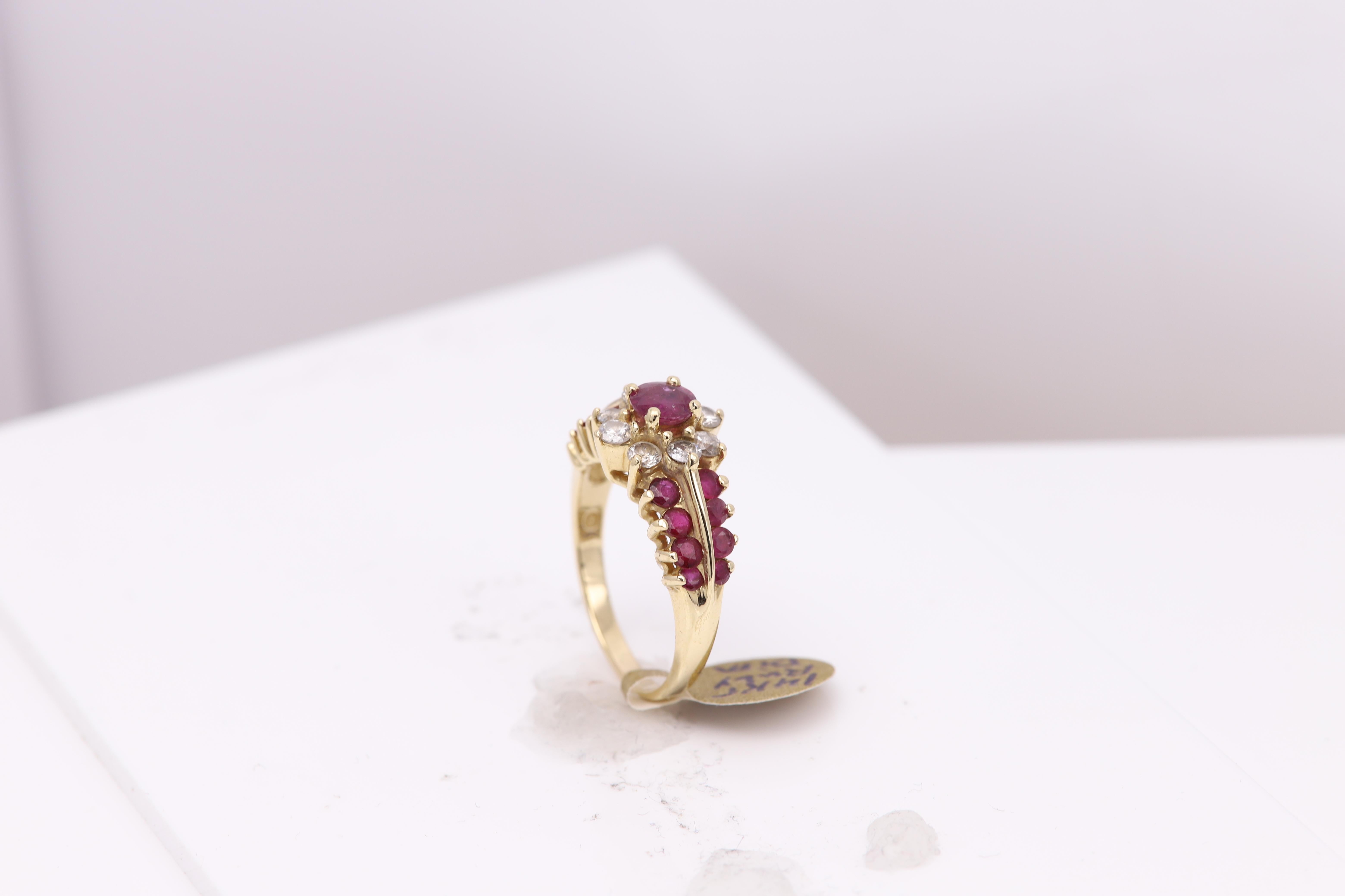 Anillo de rubí vintage Oro amarillo de 14 quilates Racimo de flores con diamantes Corte redondo en venta