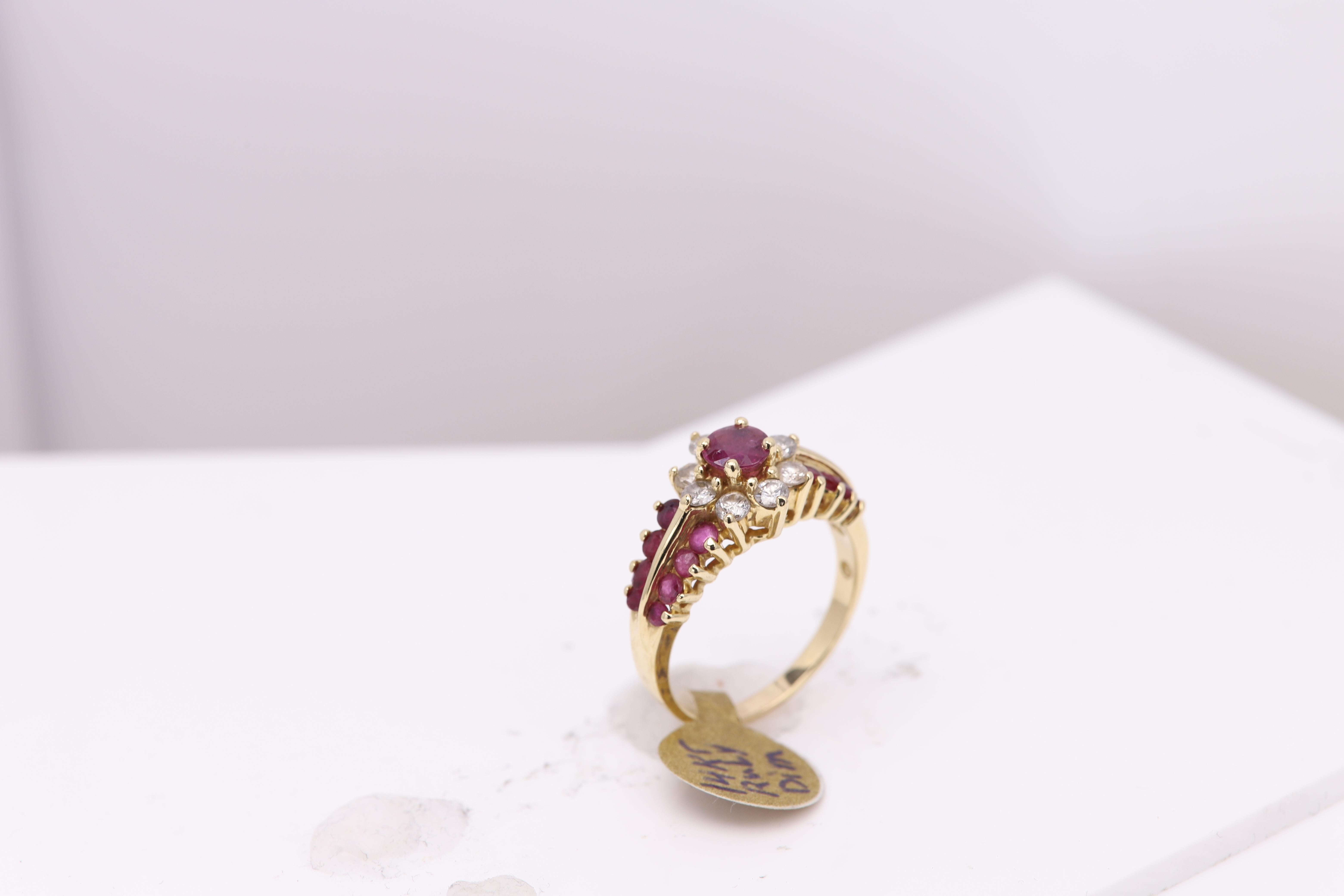 Anillo de rubí vintage Oro amarillo de 14 quilates Racimo de flores con diamantes en Excelente estado para la venta en Brooklyn, NY
