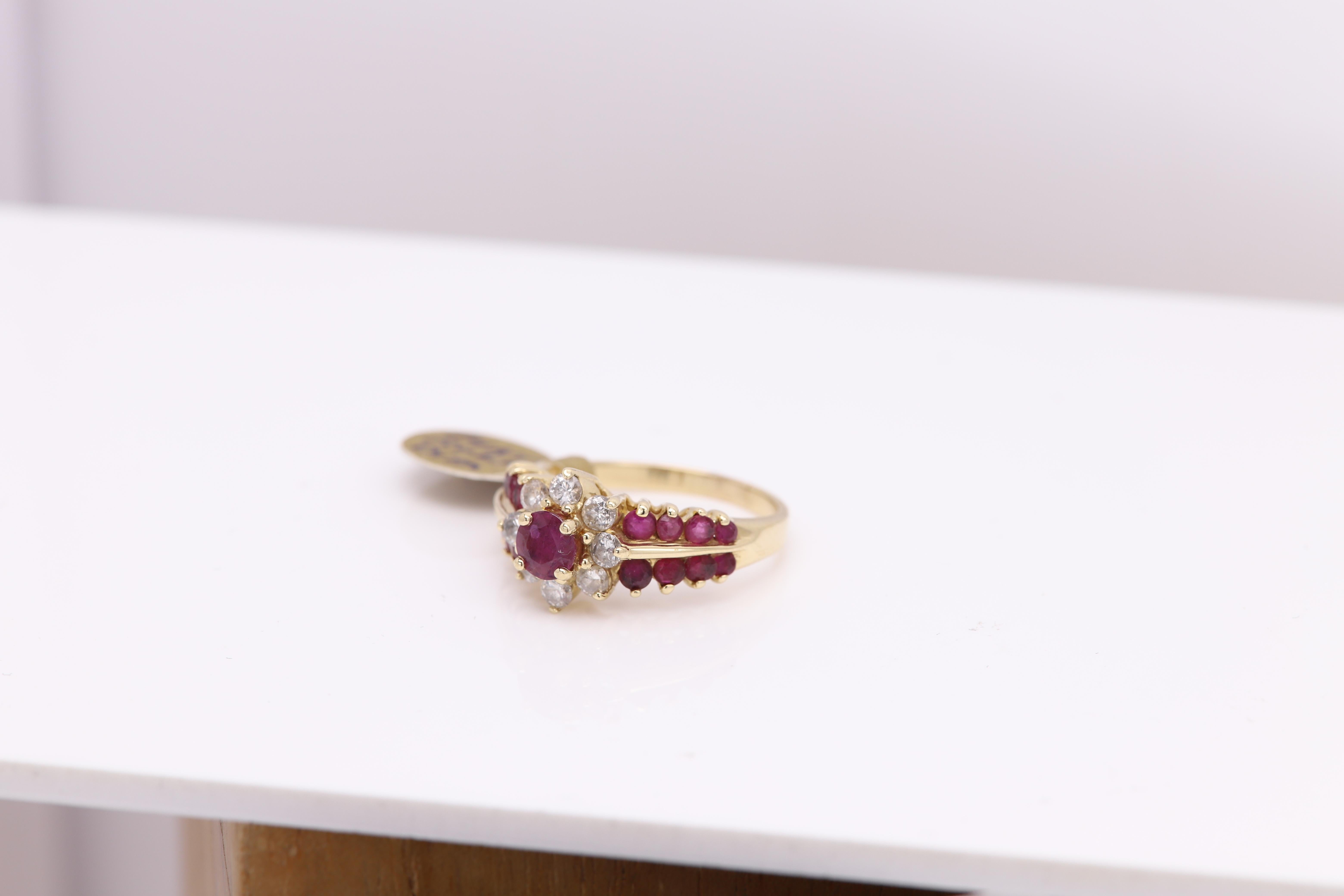 De las mujeres Anillo de rubí vintage Oro amarillo de 14 quilates Racimo de flores con diamantes en venta