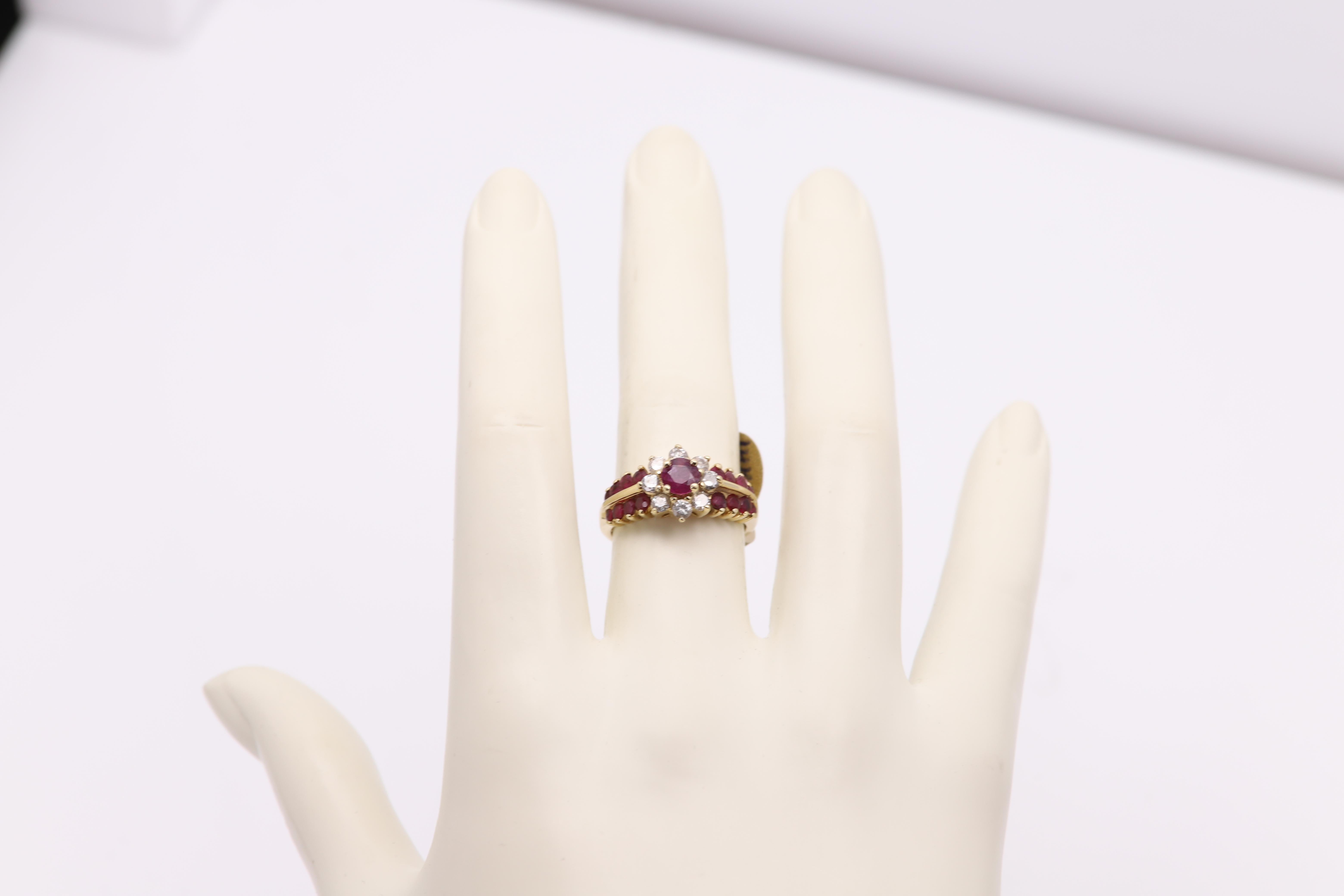 Anillo de rubí vintage Oro amarillo de 14 quilates Racimo de flores con diamantes en venta 1