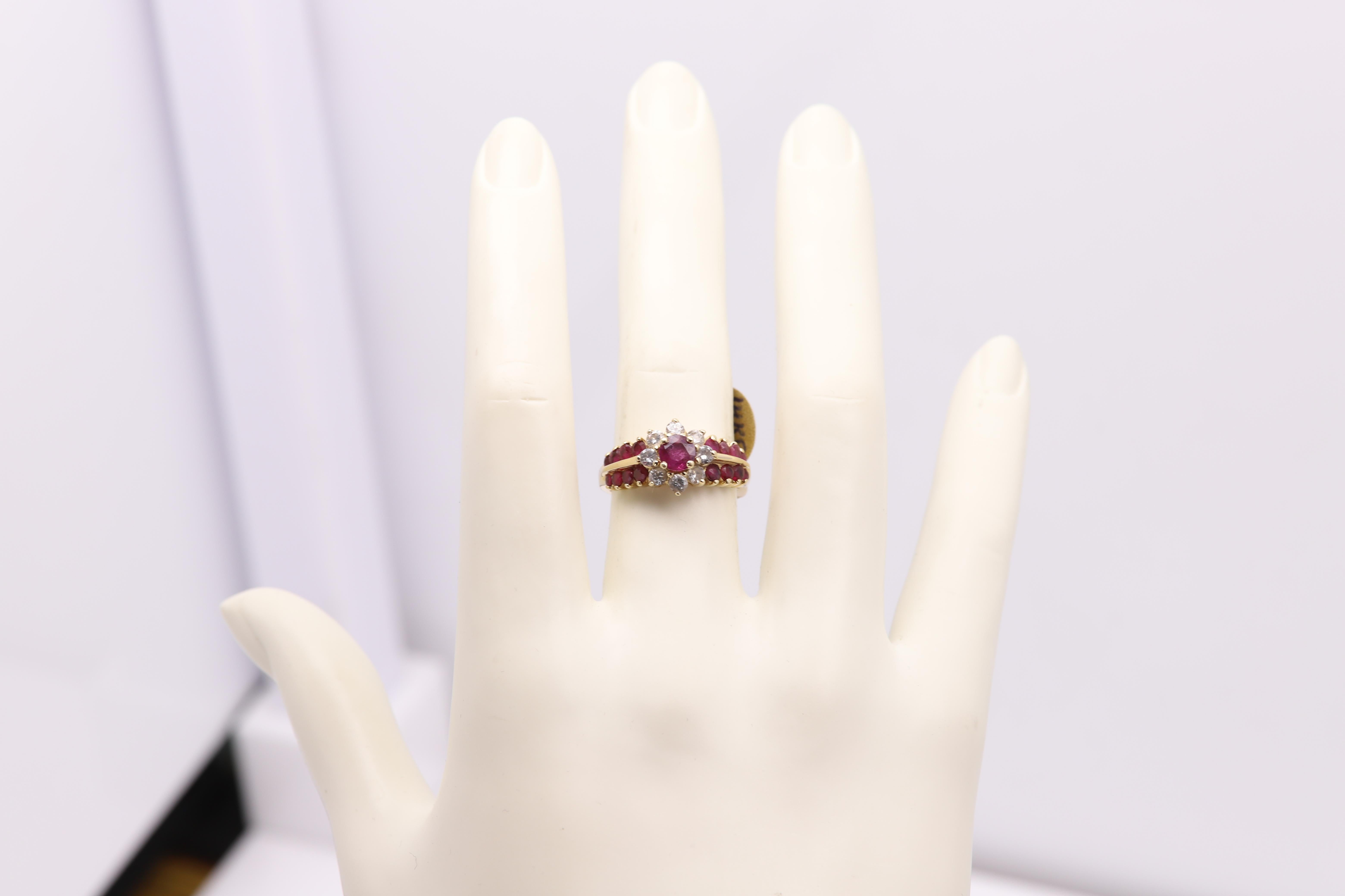 Anillo de rubí vintage Oro amarillo de 14 quilates Racimo de flores con diamantes en venta 2