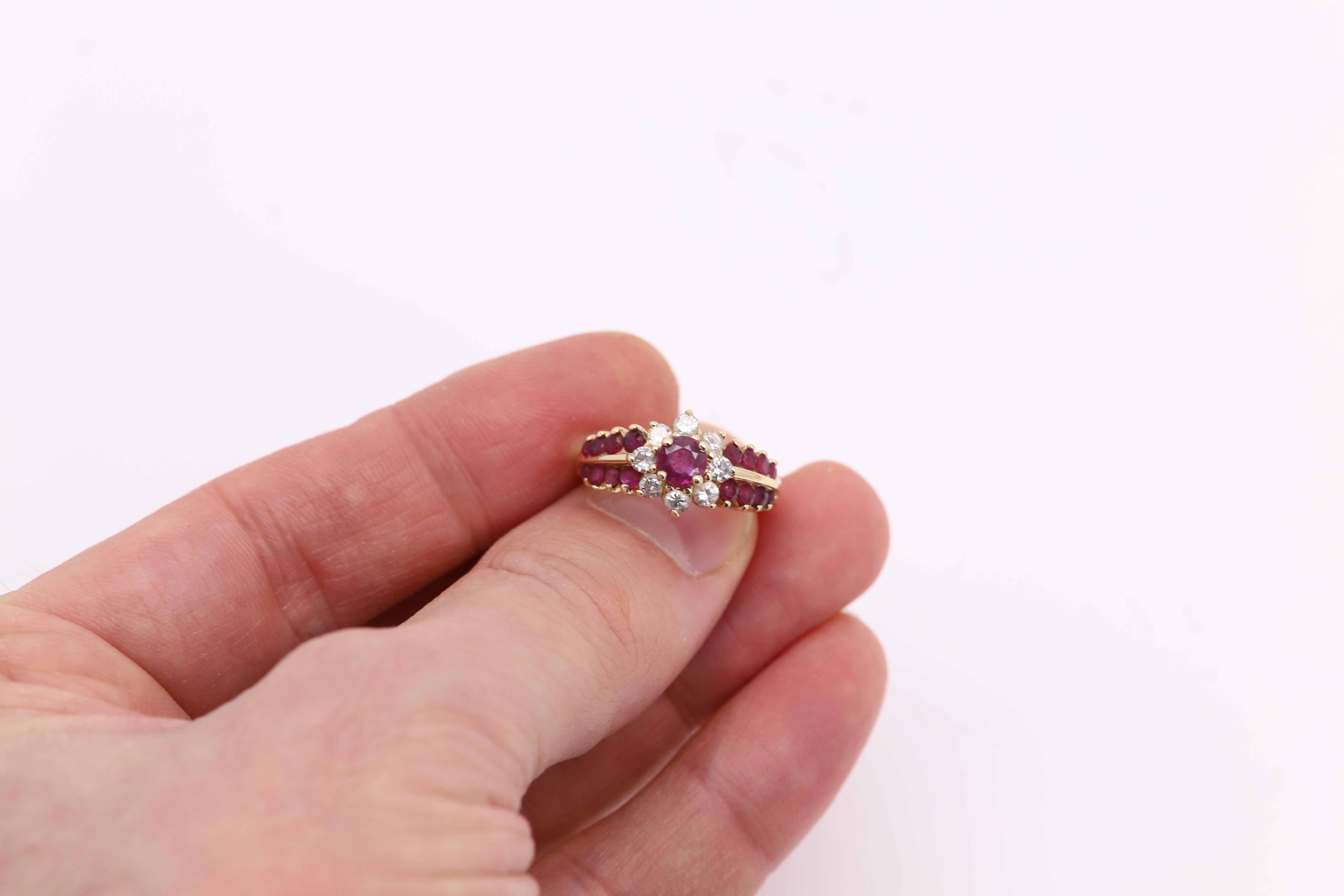 Anillo de rubí vintage Oro amarillo de 14 quilates Racimo de flores con diamantes en venta 3
