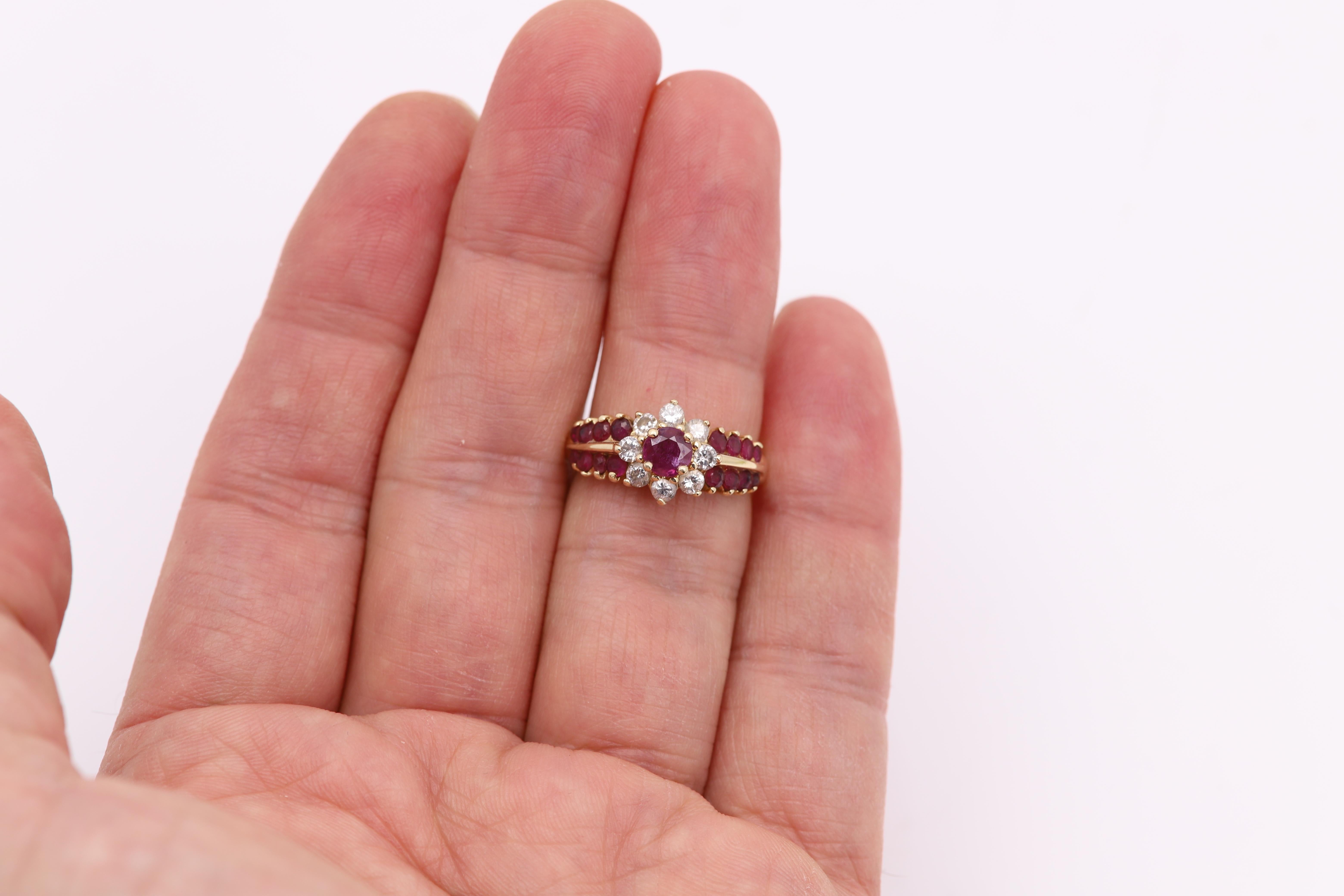 Anillo de rubí vintage Oro amarillo de 14 quilates Racimo de flores con diamantes en venta 4