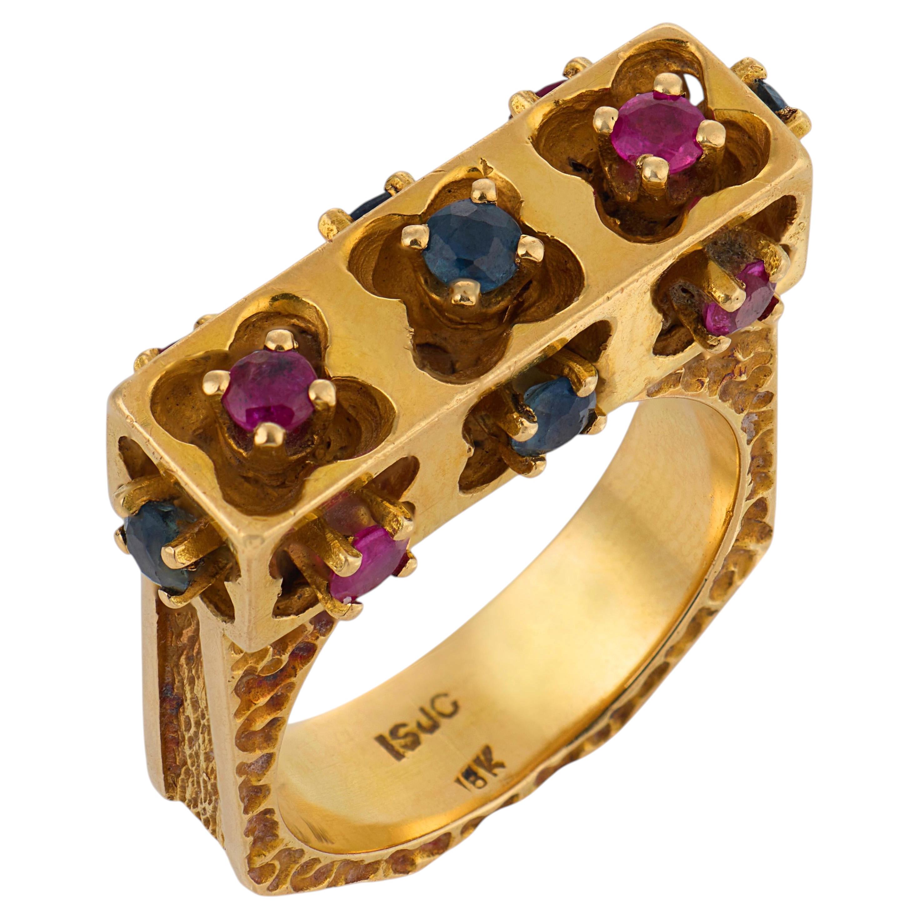 Anello architettonico d'epoca con rubino e zaffiro in oro giallo 18 carati martellato
