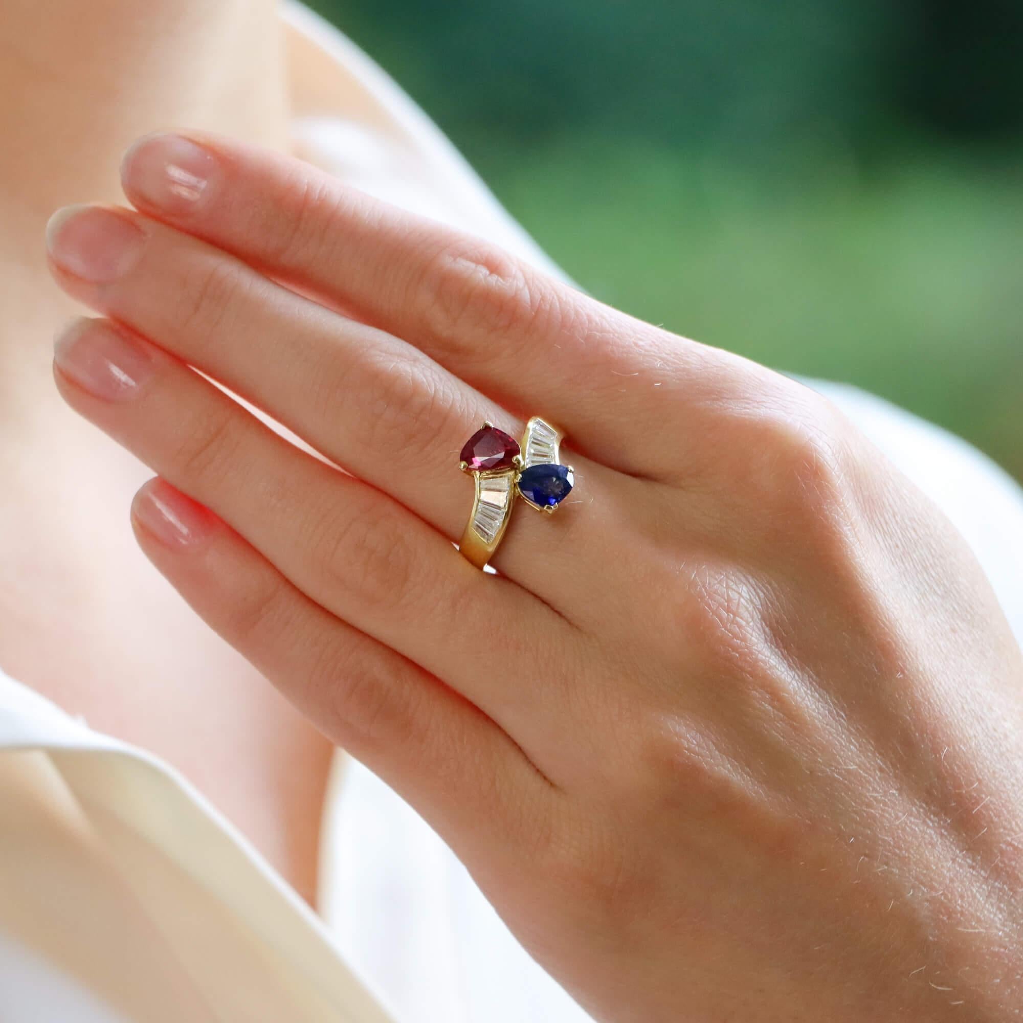 Ein schöner Vintage-Rubin, Saphir und Diamant toi-et-moi Crossover-Ring in 18 Karat Gelbgold gesetzt.

Der Ausdruck 