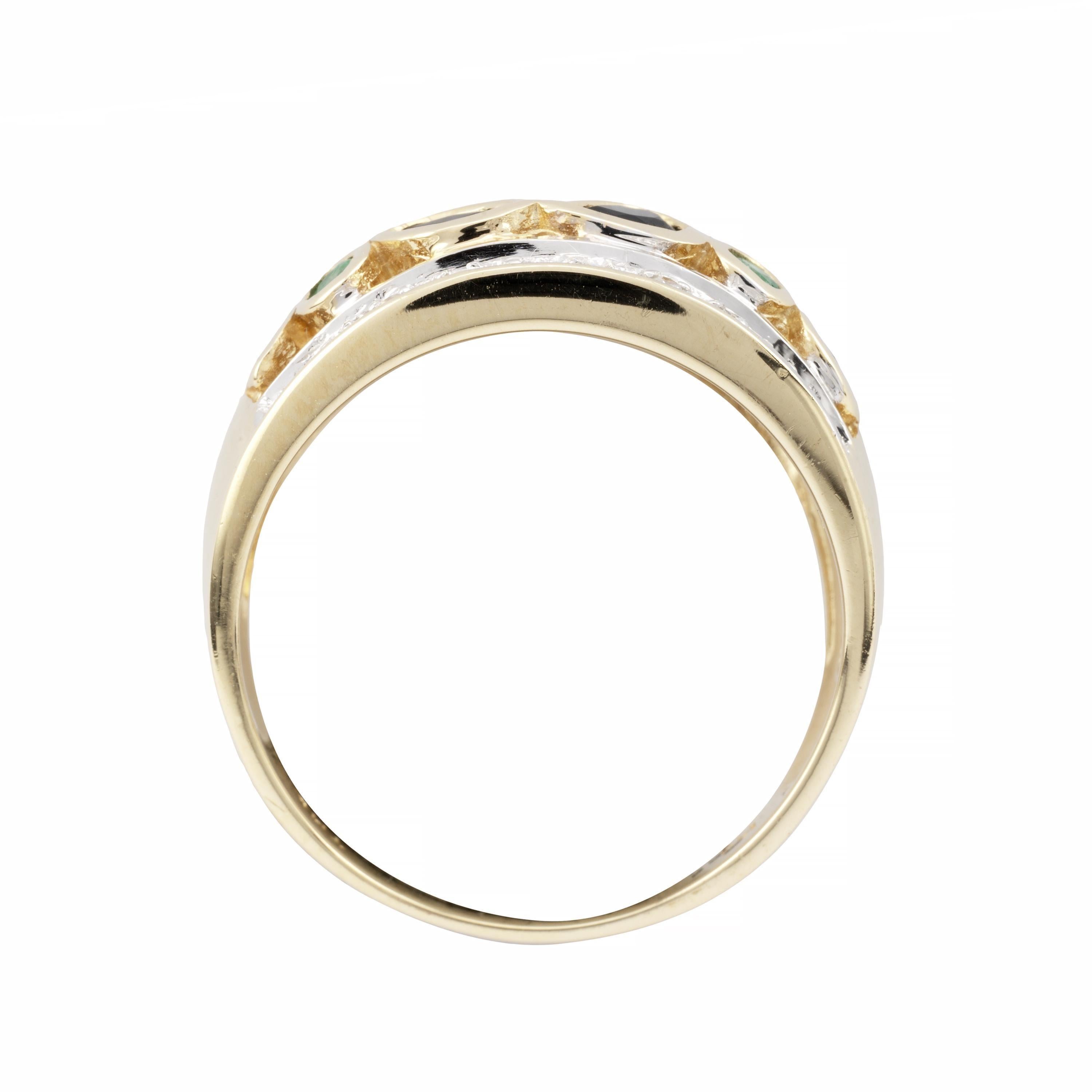 Anillo Vintage de Rubí, Zafiro, Esmeralda y Cúpula de Diamantes de Oro Amarillo de 14K en venta 1